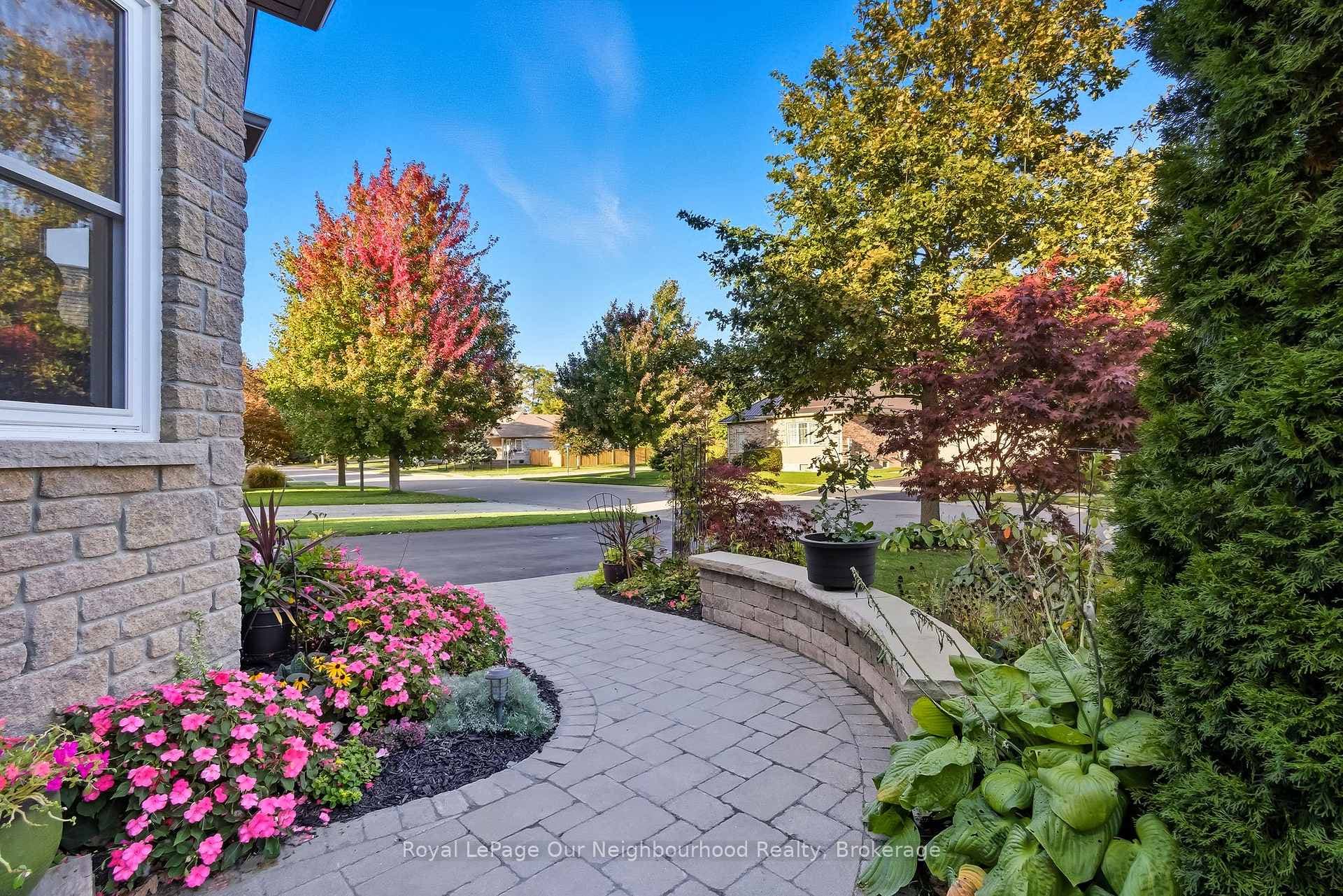 465 Foote Crescent photo 5