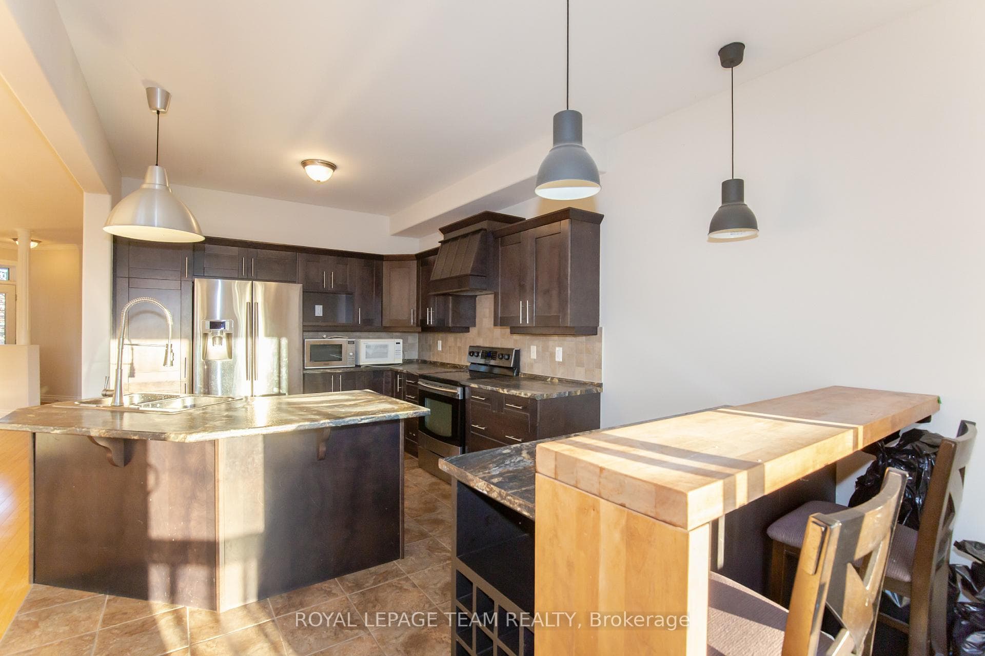 281 Topaze Crescent photo 6