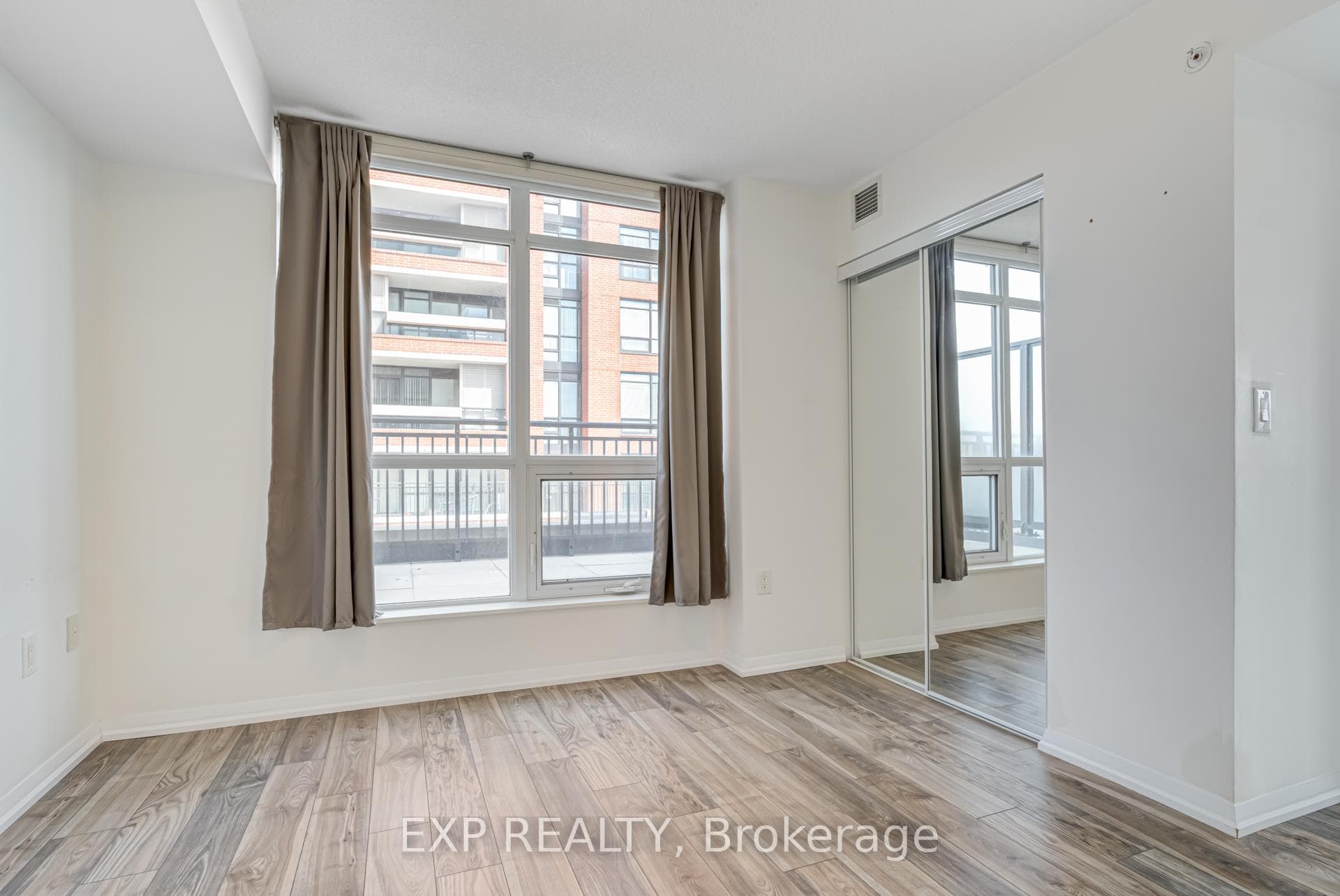 736 - 830 lawrence Ave W