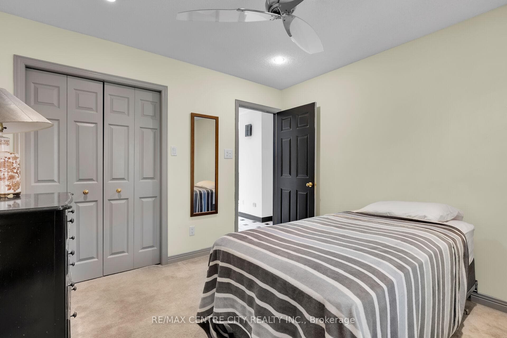 439 Grosvenor Street photo 27