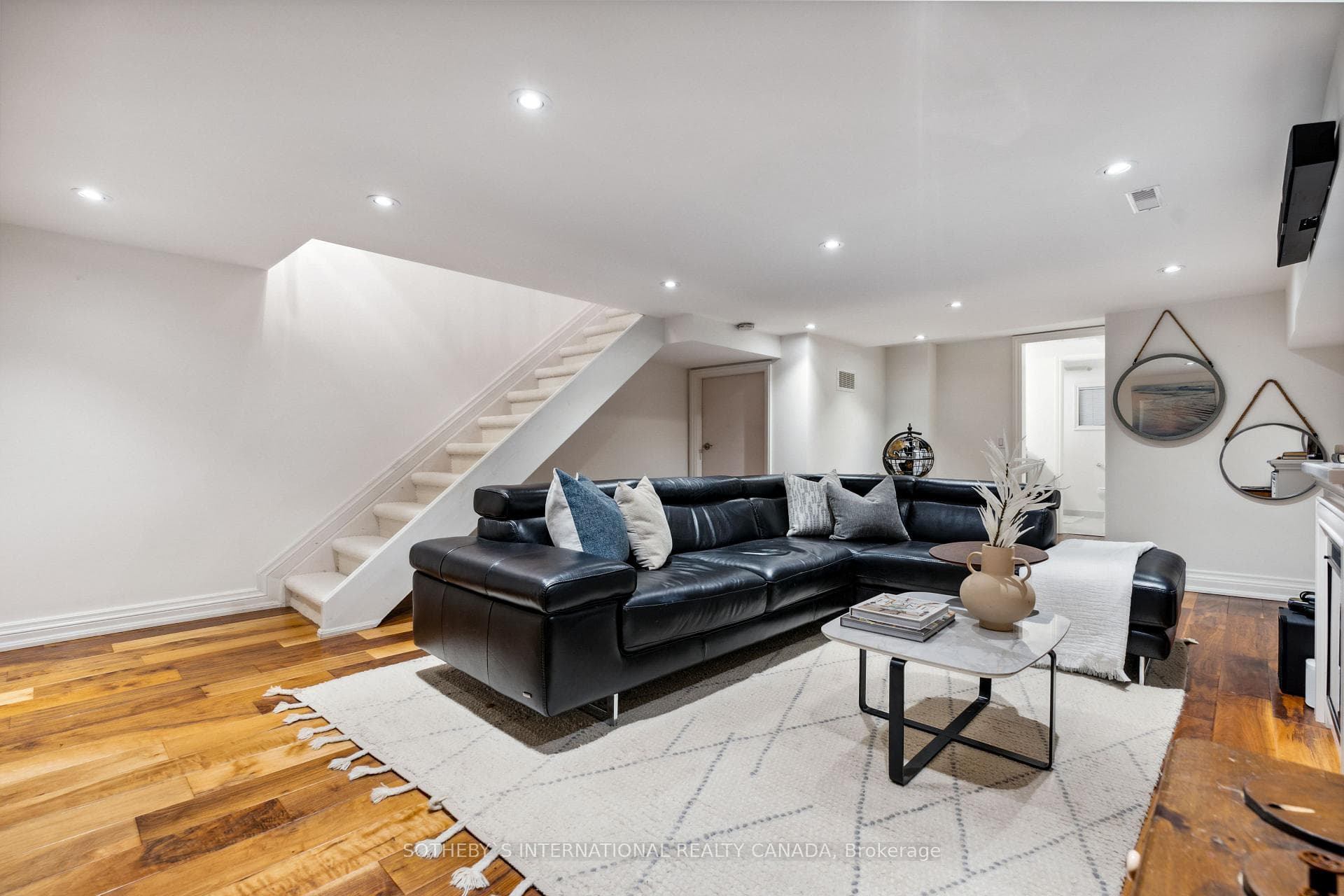 328 Wellesley Street photo 23