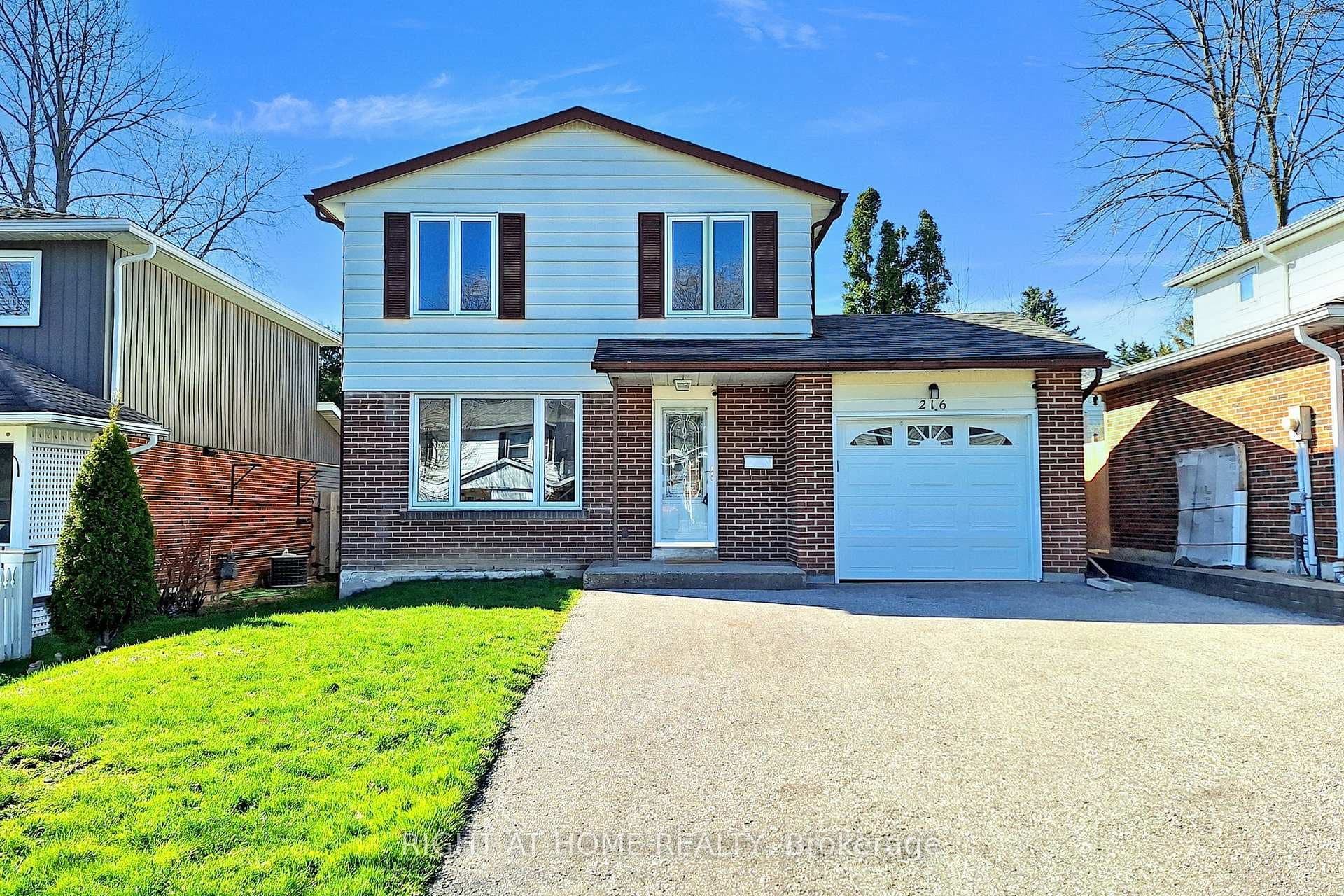 216 Talbot Crescent photo 1