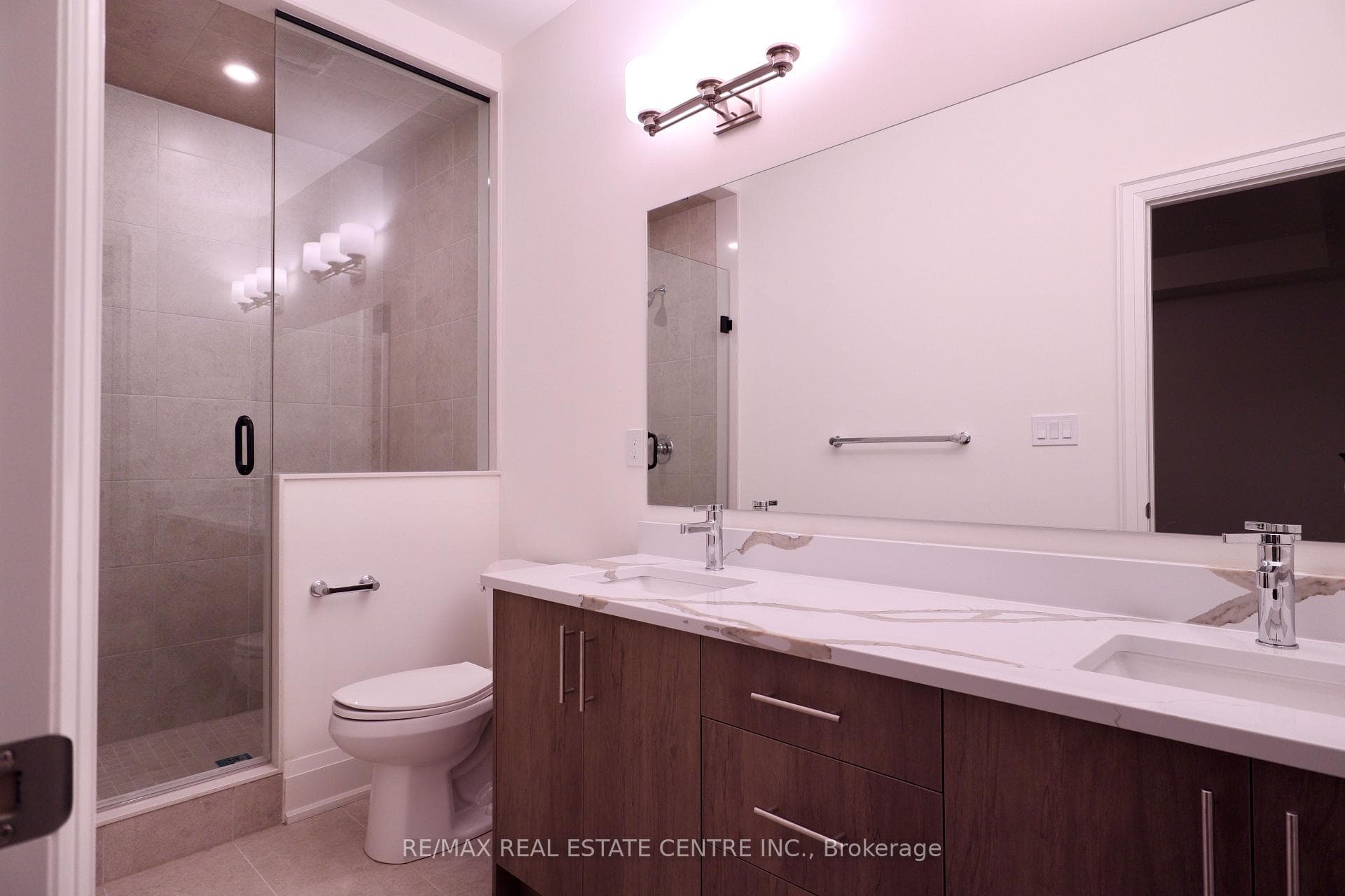 3298 Taha Gardens photo 31