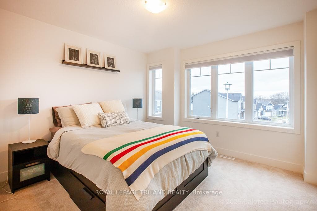 949 DEVERON Crescent photo 33