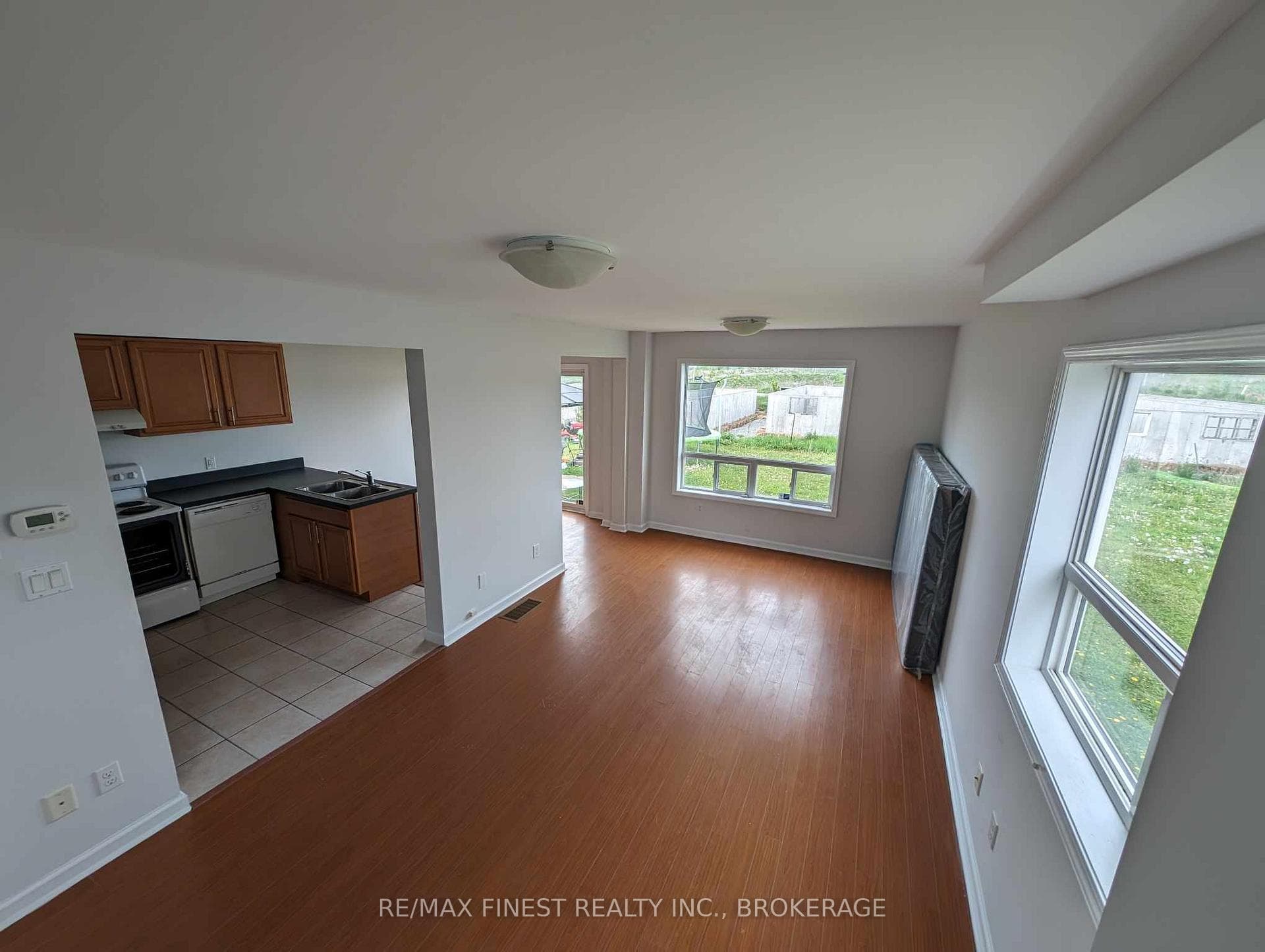 275 CONACHER Drive photo 12