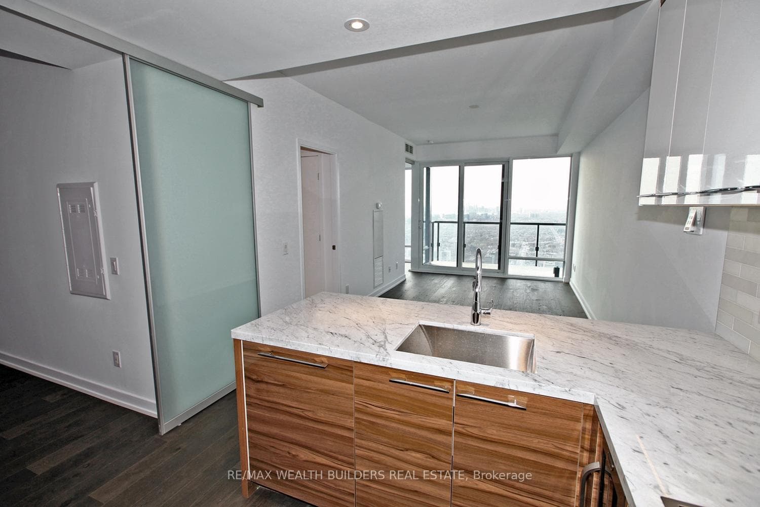 488 University Avenue Unit 3811 photo 5