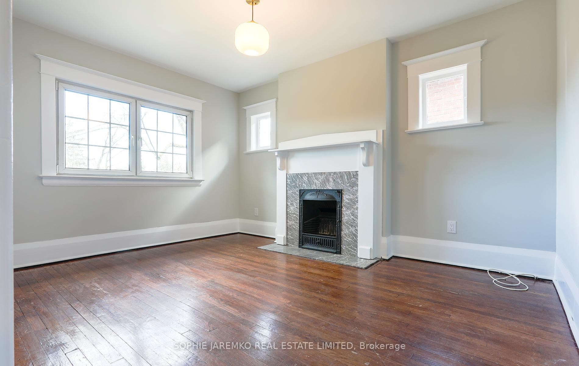 2nd floor LR/Br? - west facing - vinyl windows, FP