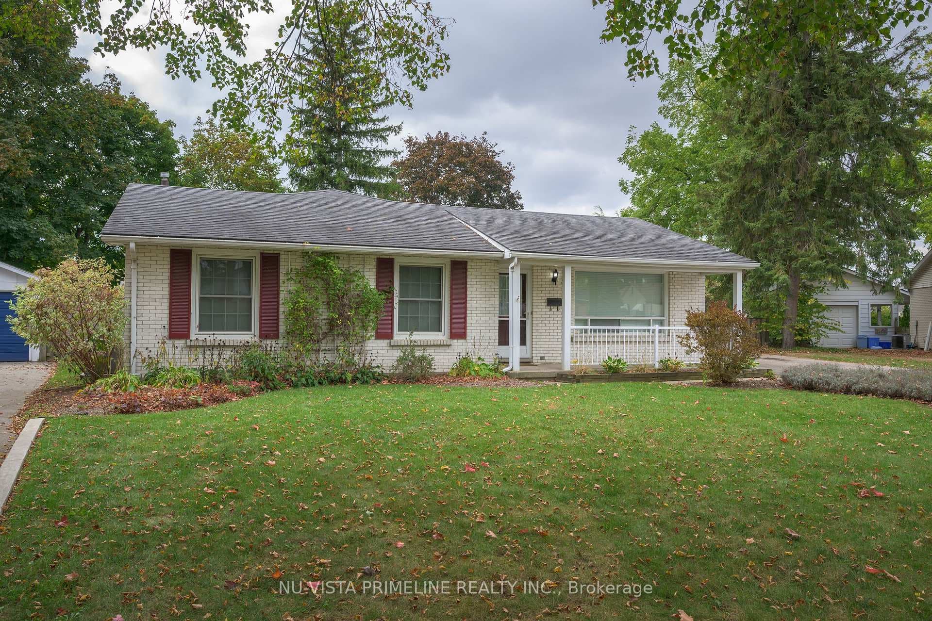 55 Maxwell Crescent photo 1