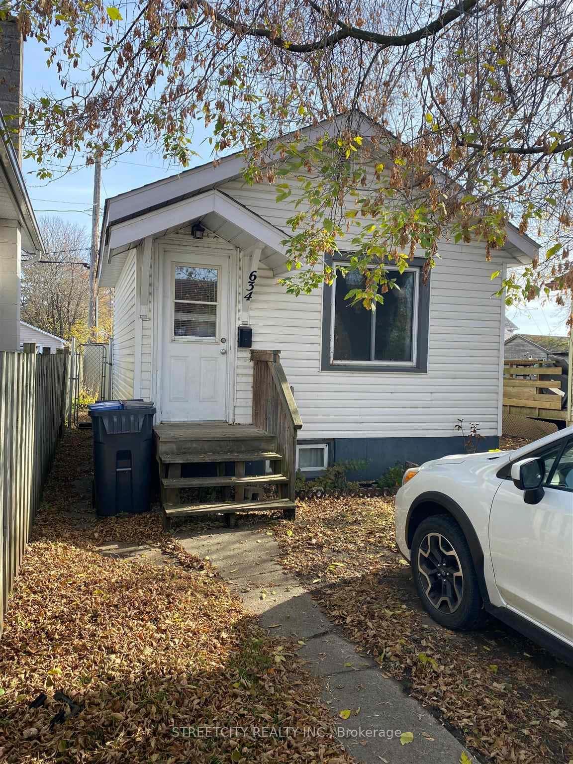 634 Selkirk St photo 1