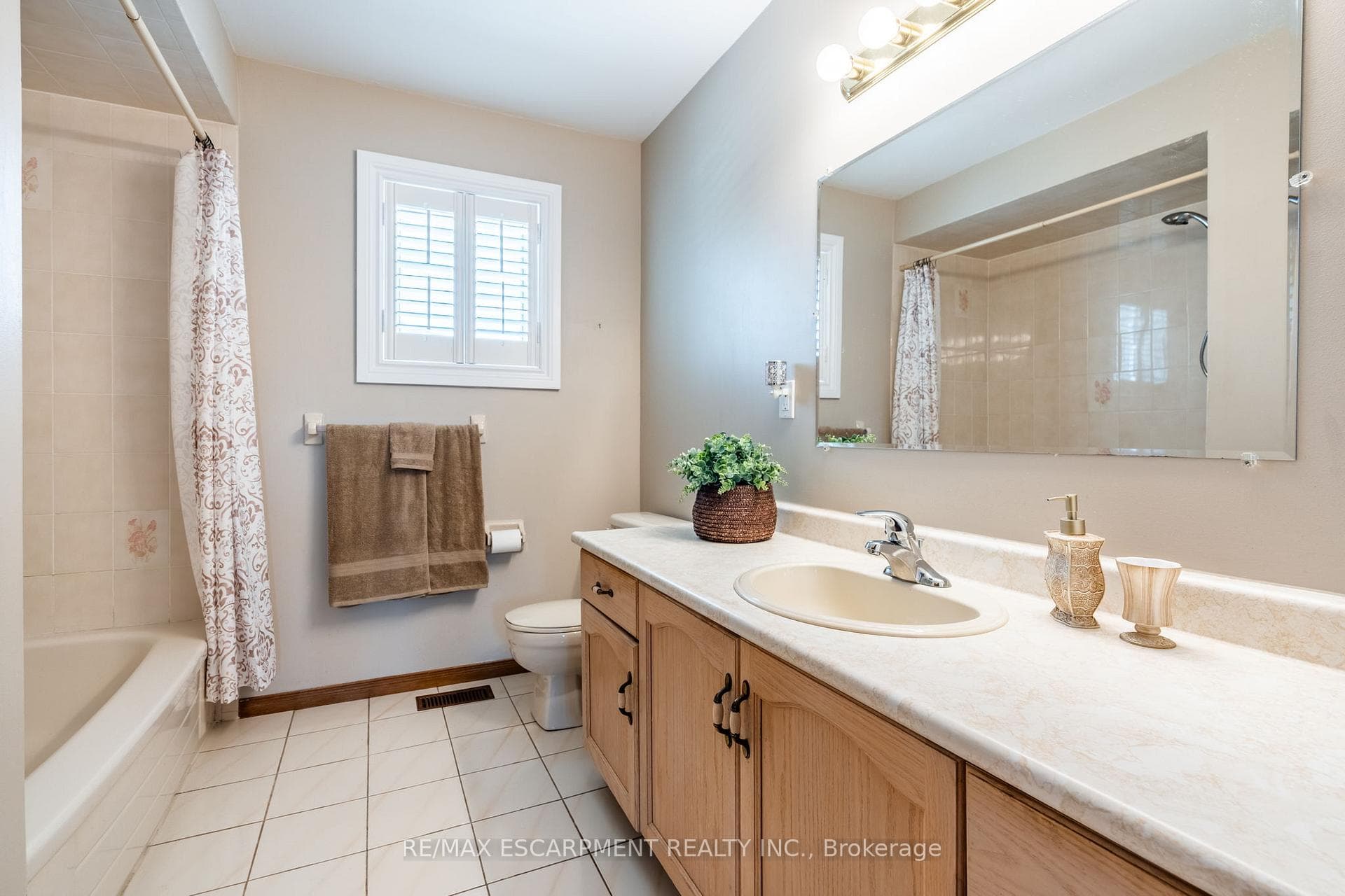 35 Republic Avenue photo 32