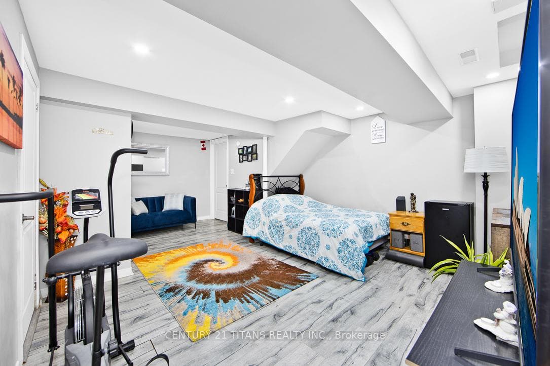 39 Hughes Crescent photo 17