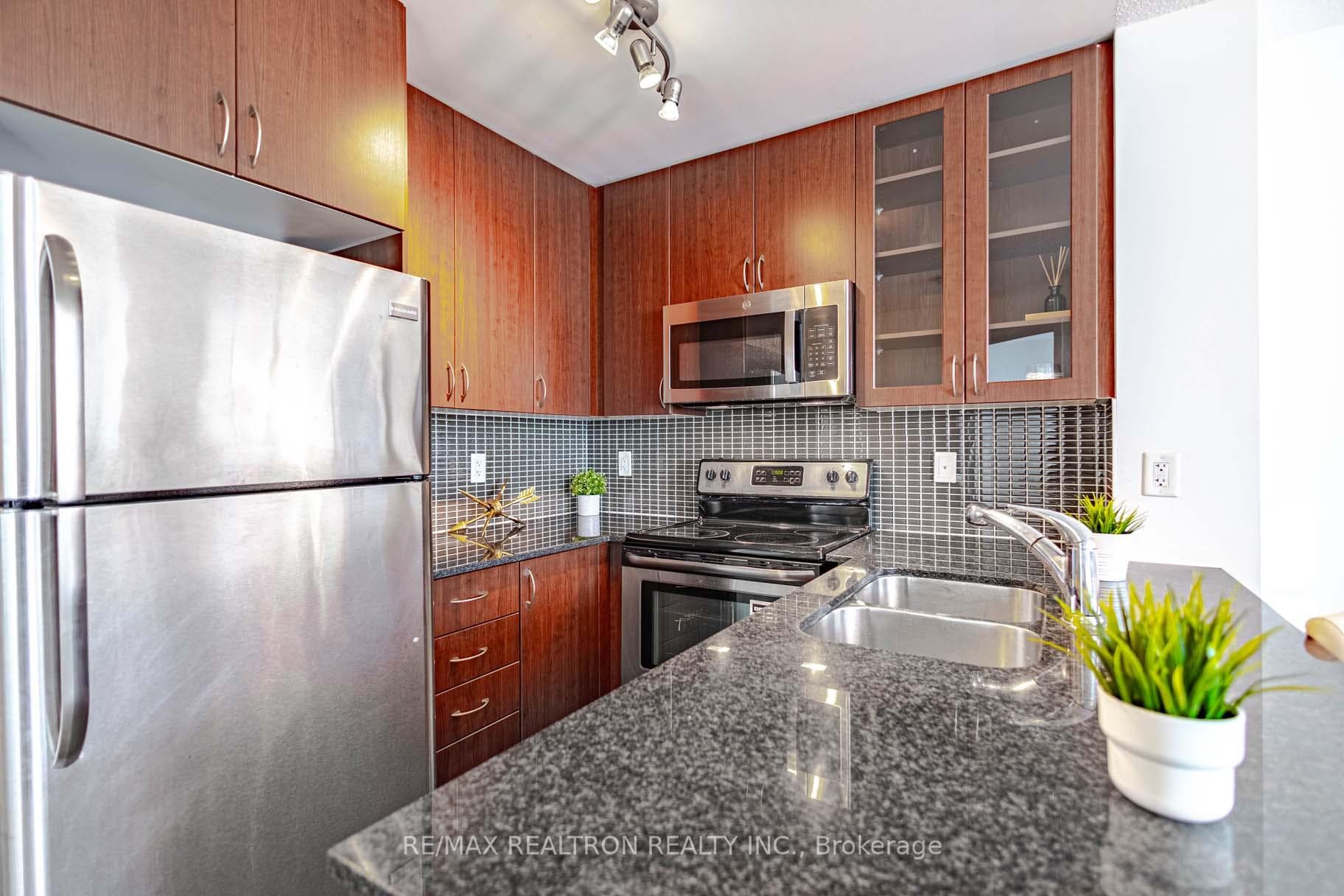 75 Norman Bethune Avenue Unit 110 photo 5
