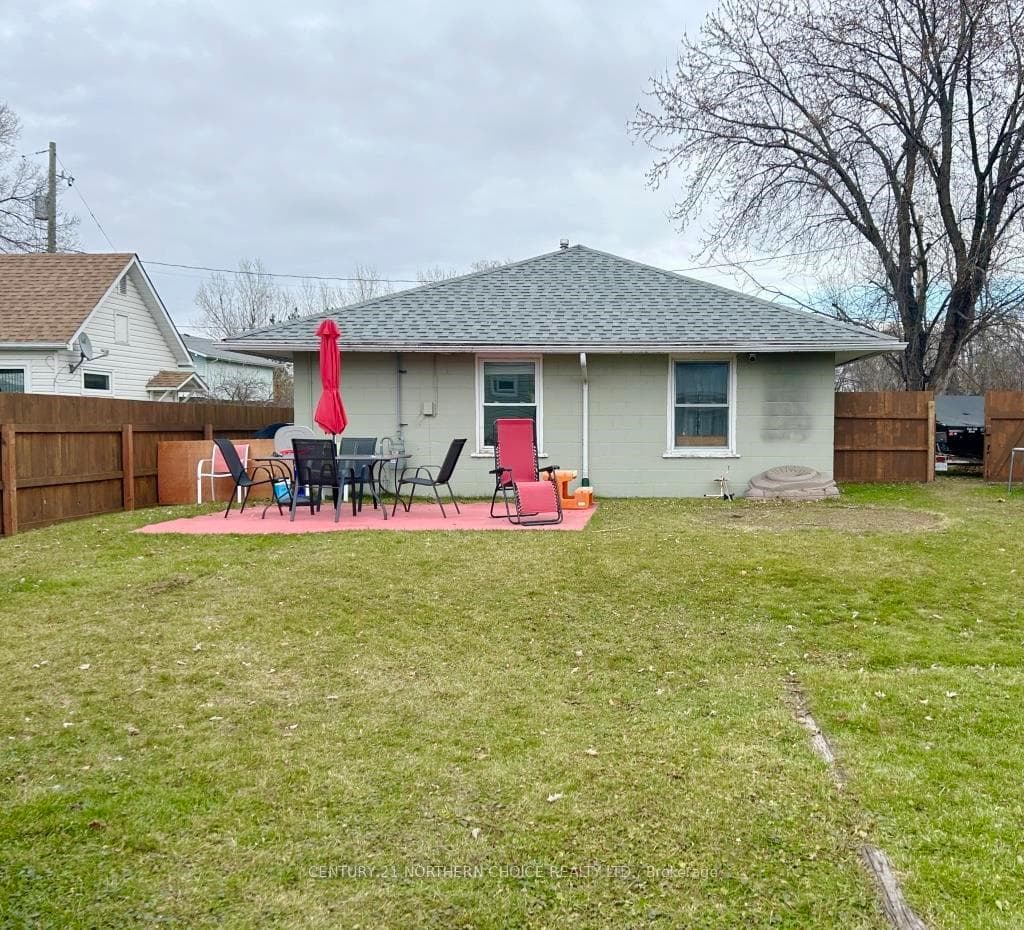 935 Armit Avenue North photo 2