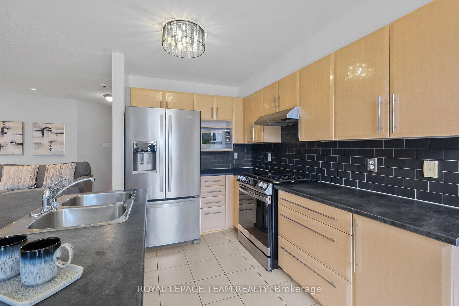 2072 Dunollie Crescent photo 17
