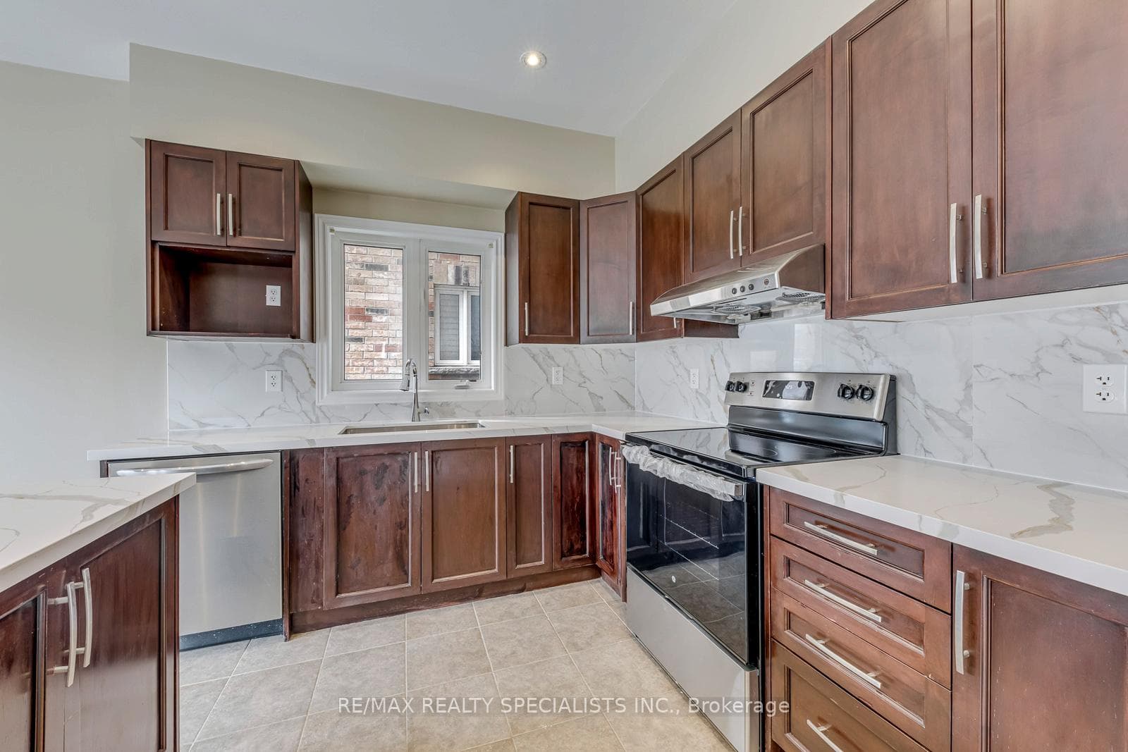 5494 Tenth Line photo 15