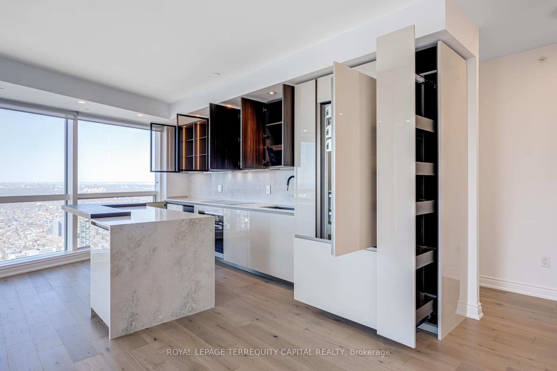 388 Yonge Street Unit 6810 photo 15
