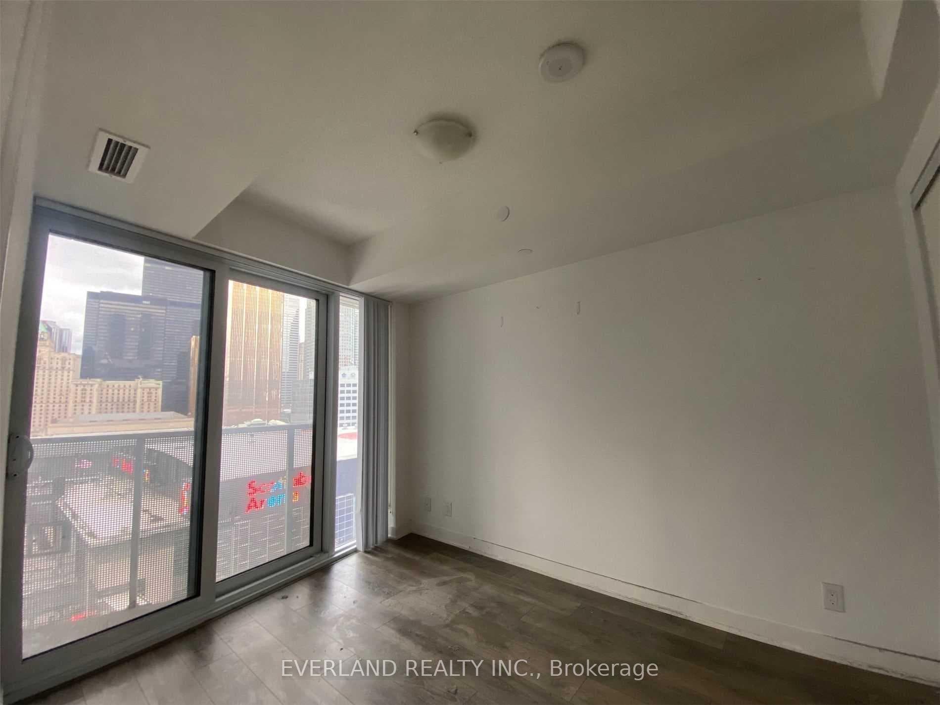 88 Harbour Street Unit 1402 photo 8