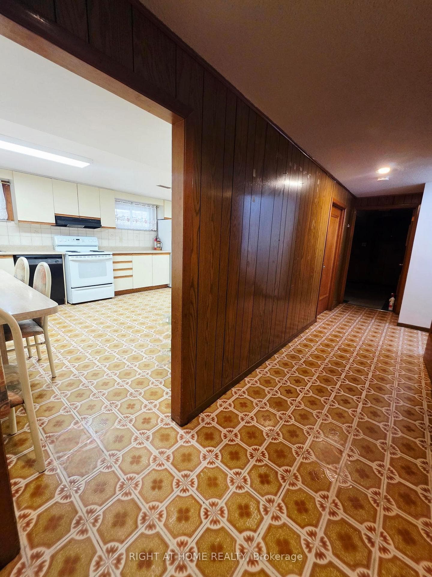 Enter the eat-in kitchen