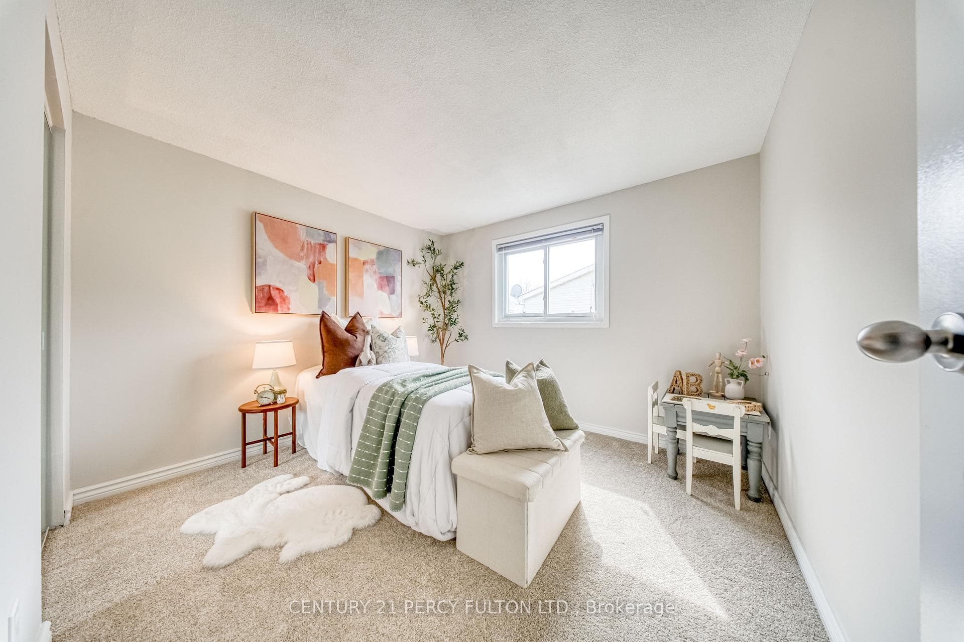 1323 Fenelon Crescent photo 26