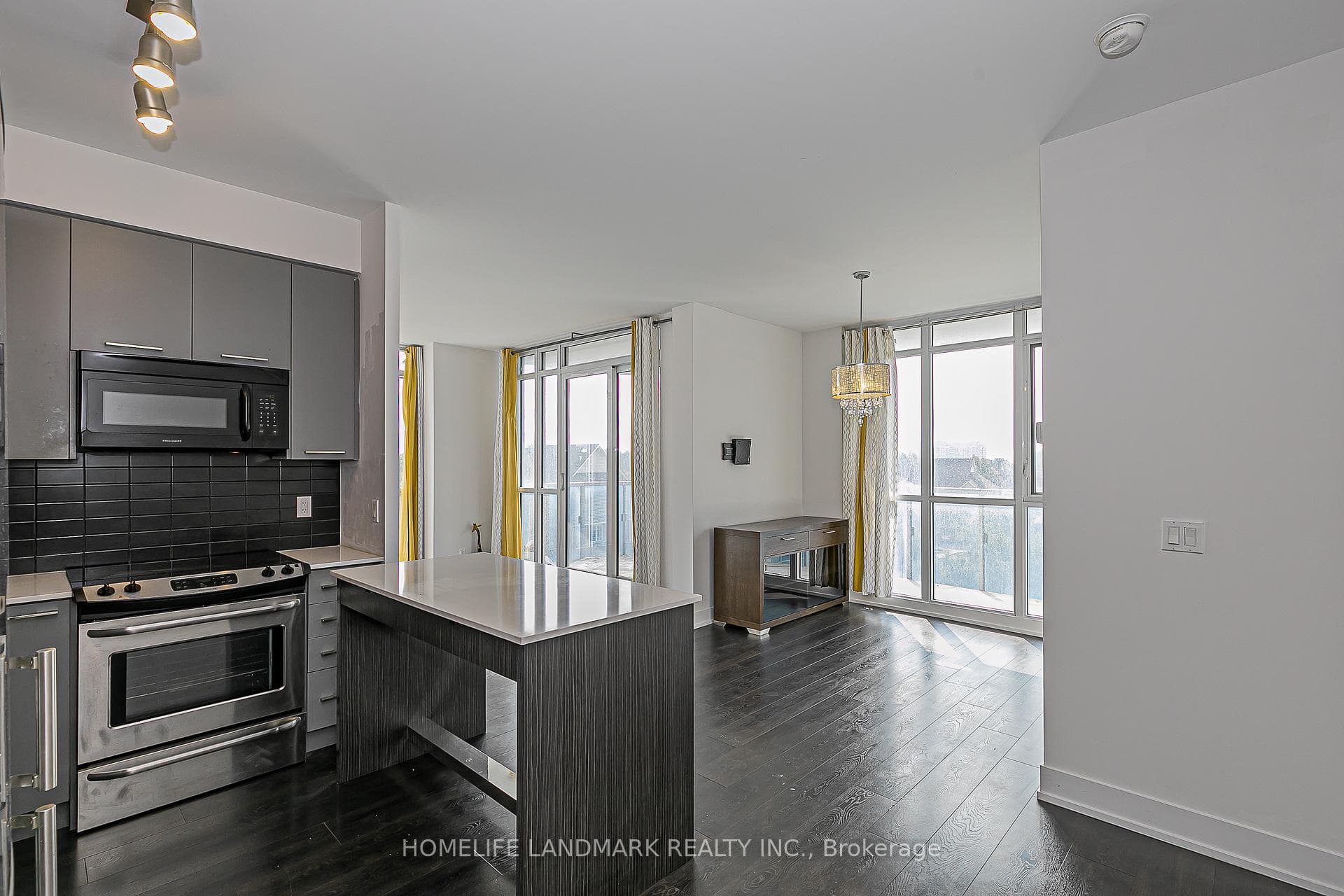 9471 Yonge Street Unit 503 photo 5