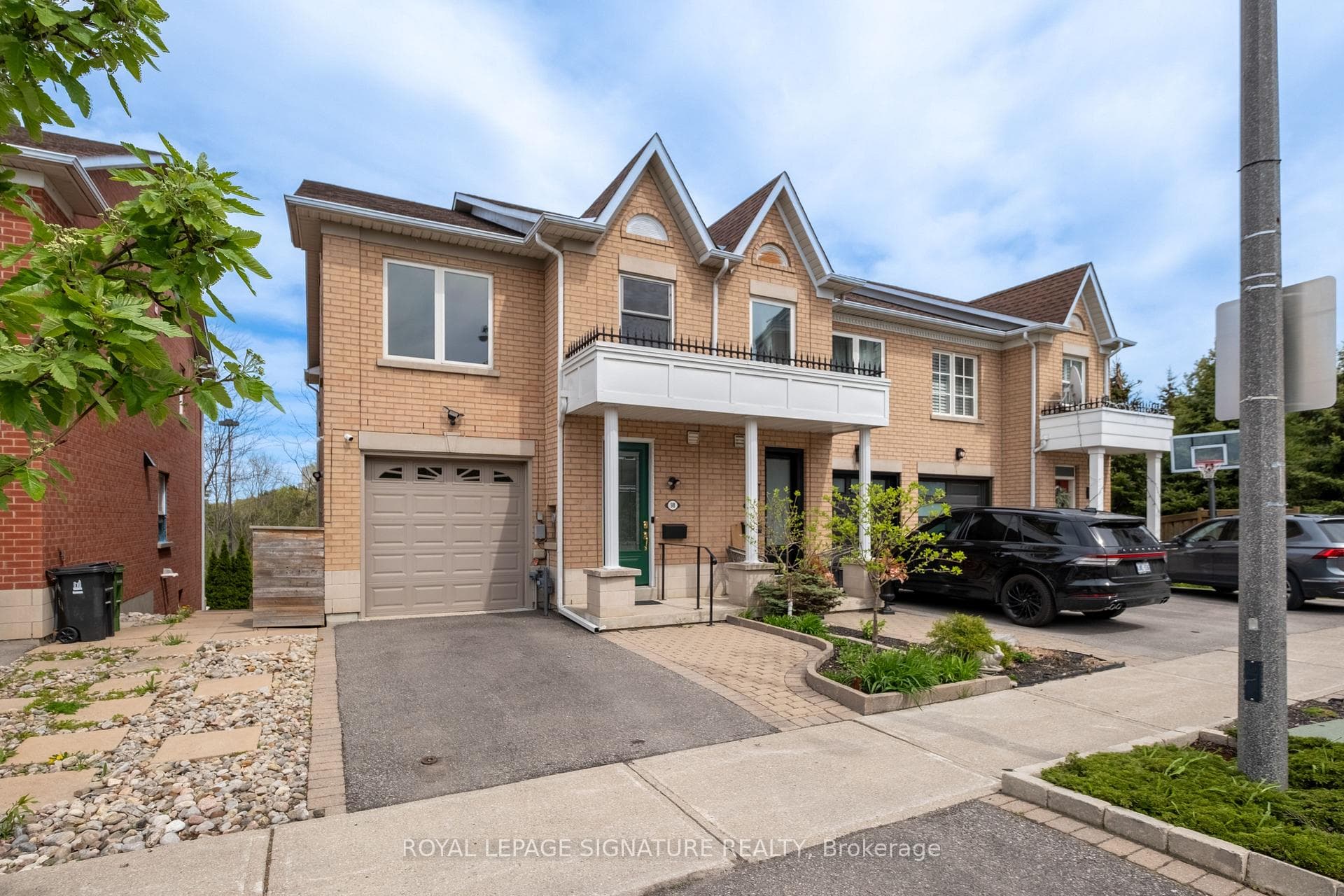 98 Dallimore Circle photo 1