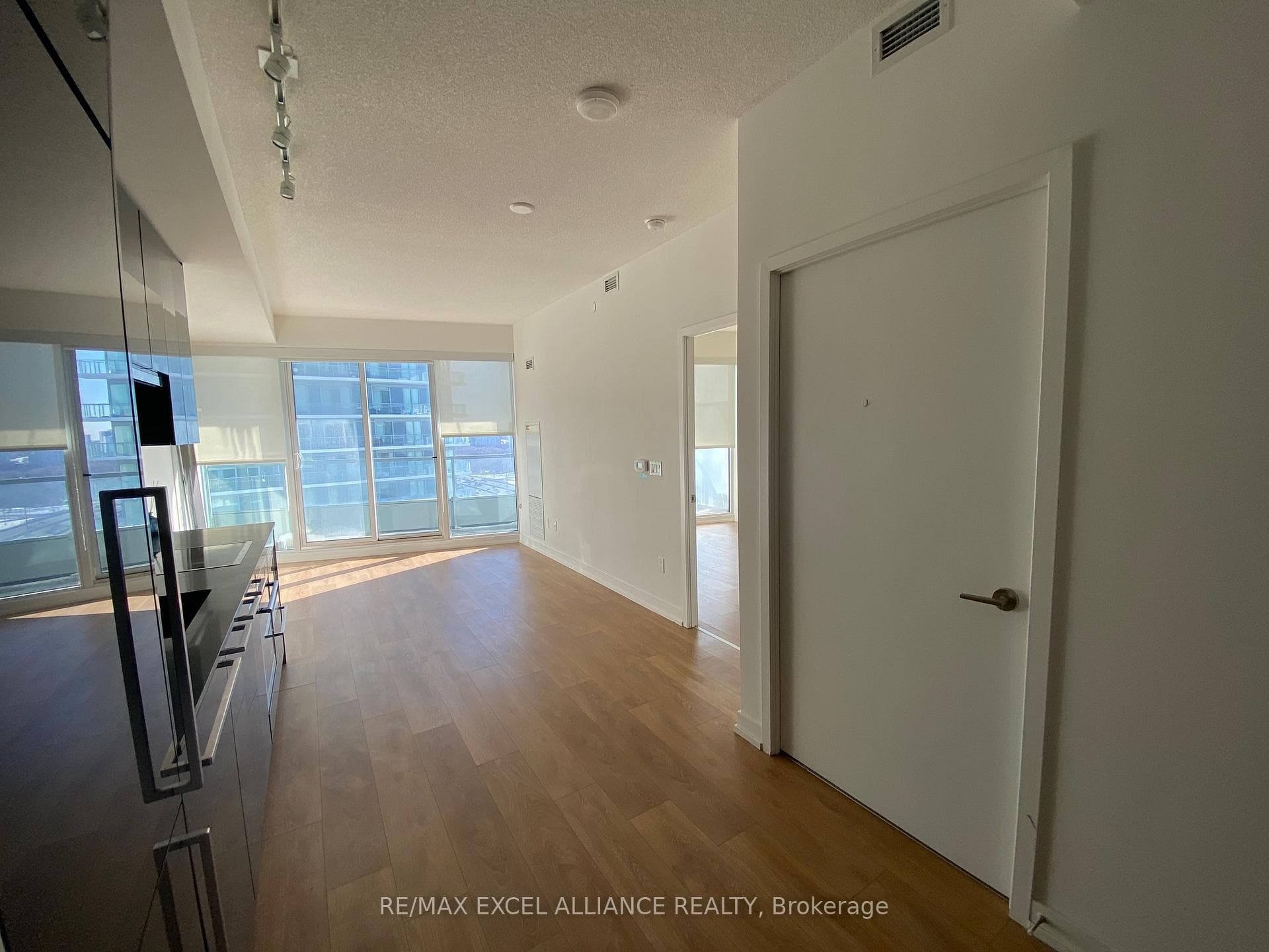 115 Mcmahon Drive Unit 2006 photo 4