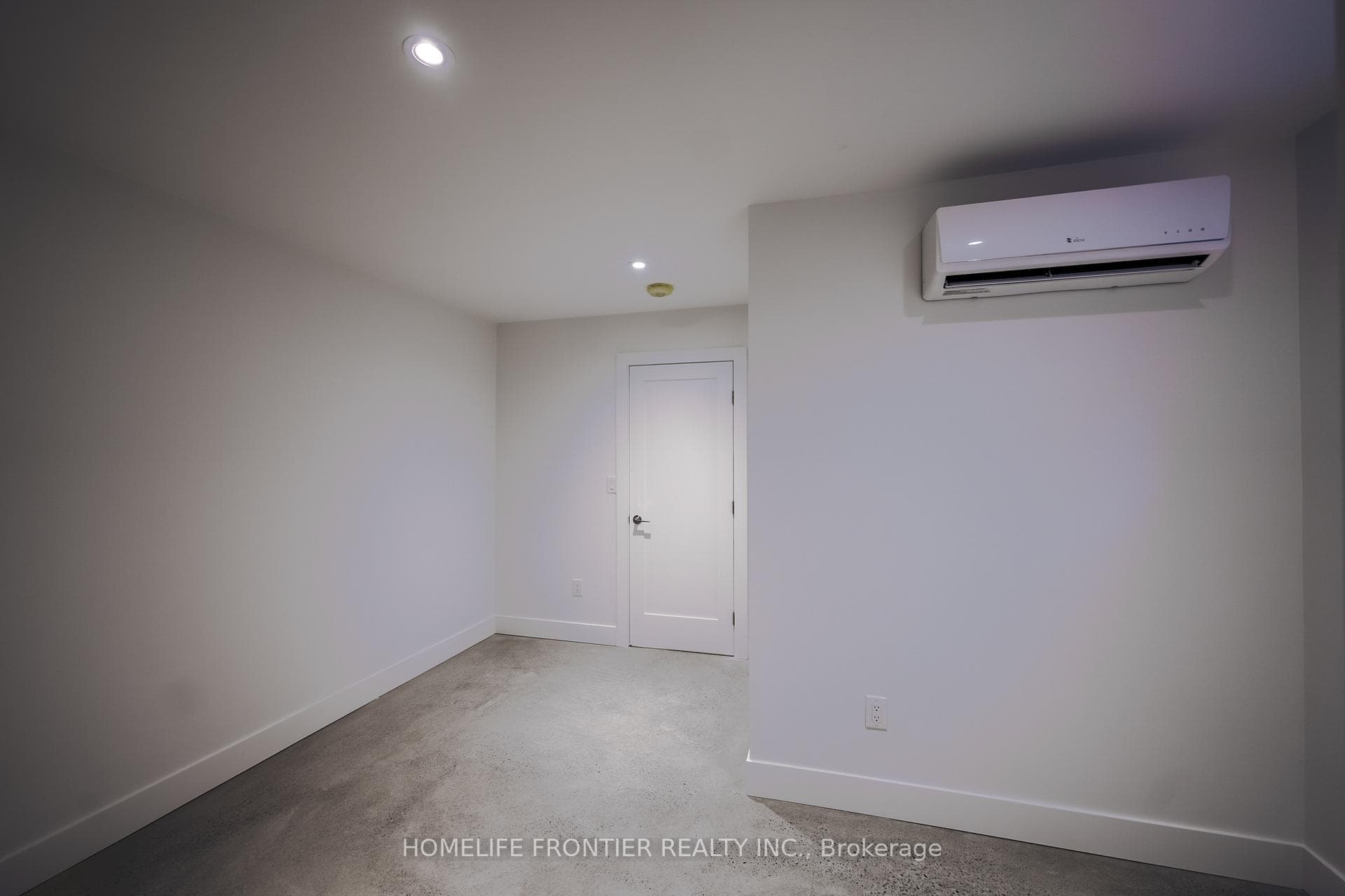 61 Edwin Avenue Unit Main photo 32