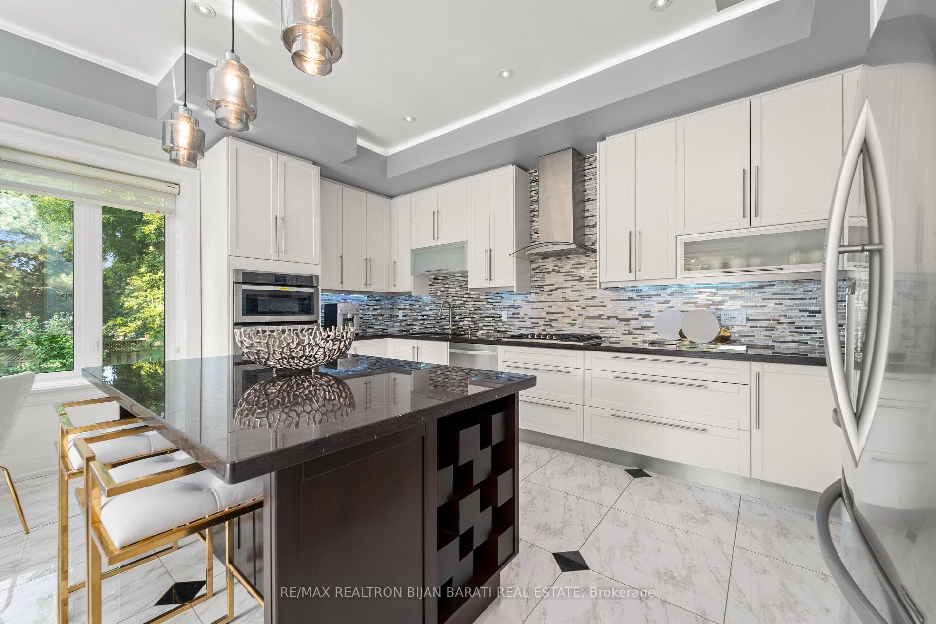 64 Cresthaven Drive photo 13