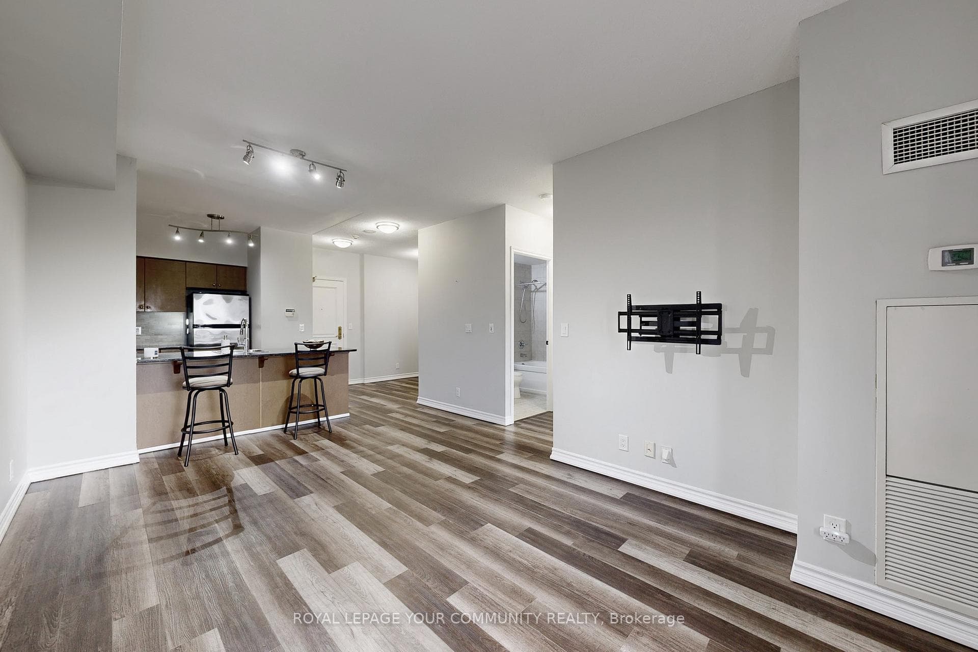 9225 Jane Street Unit 910 photo 12
