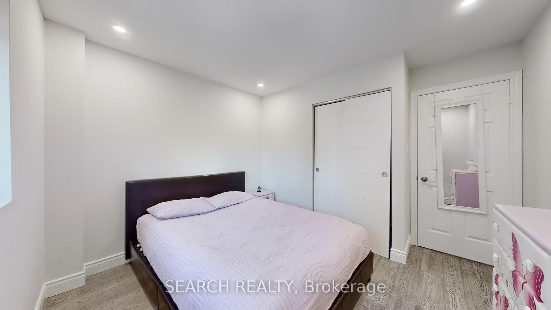 1075 Corrie Street photo 21