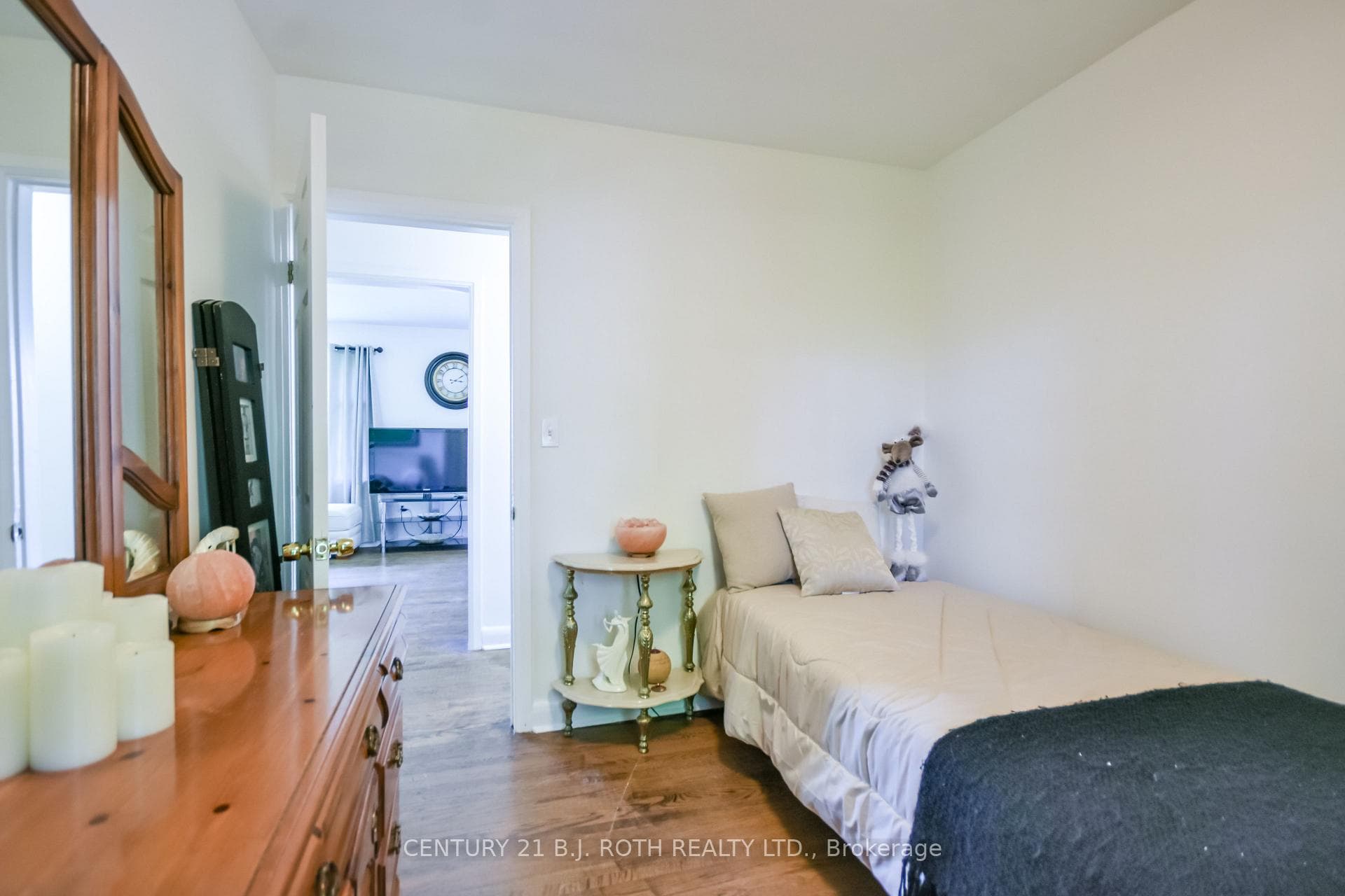 223 Wellington Street photo 20