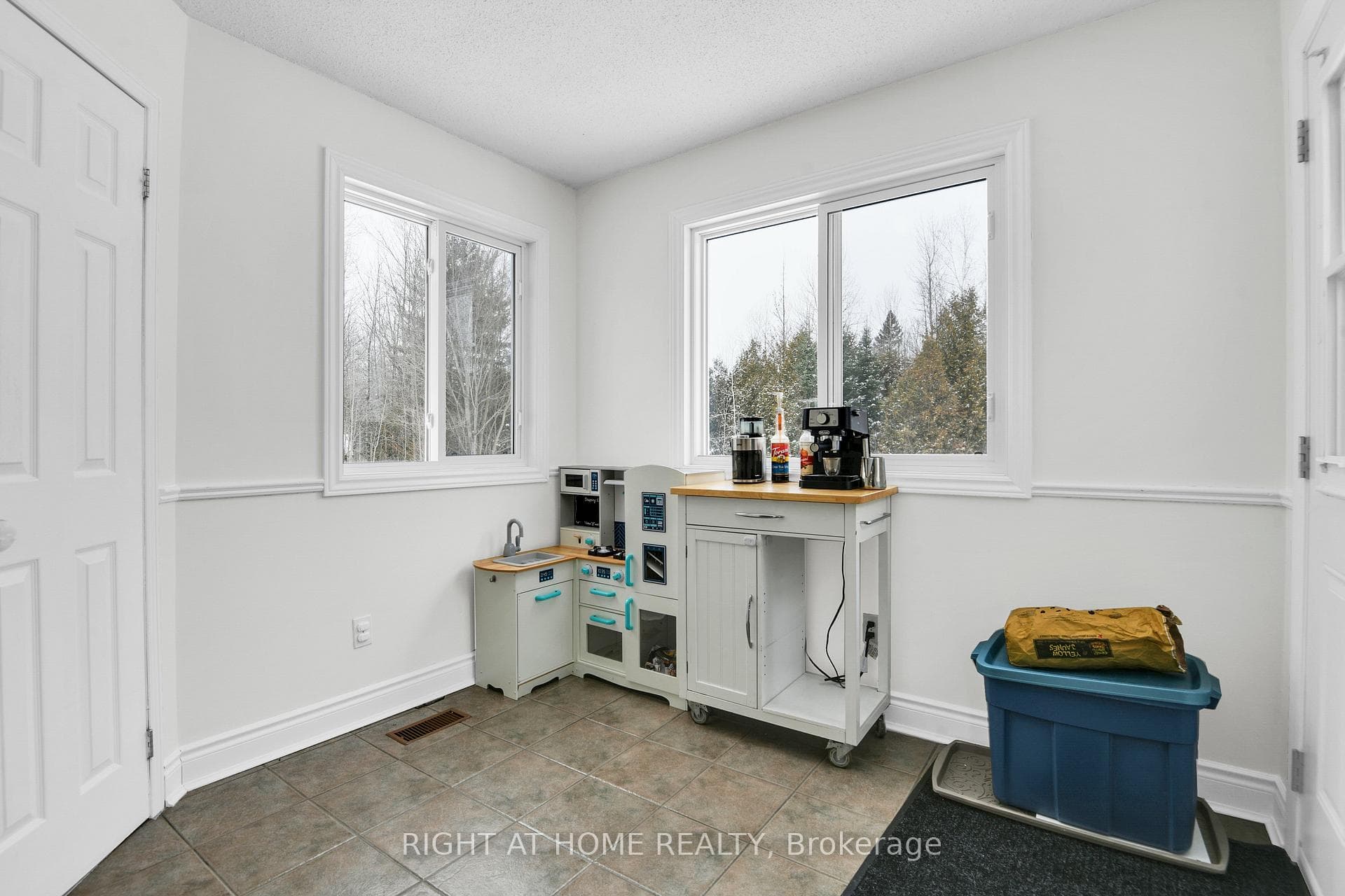 Kitchen eat-in area & pantry