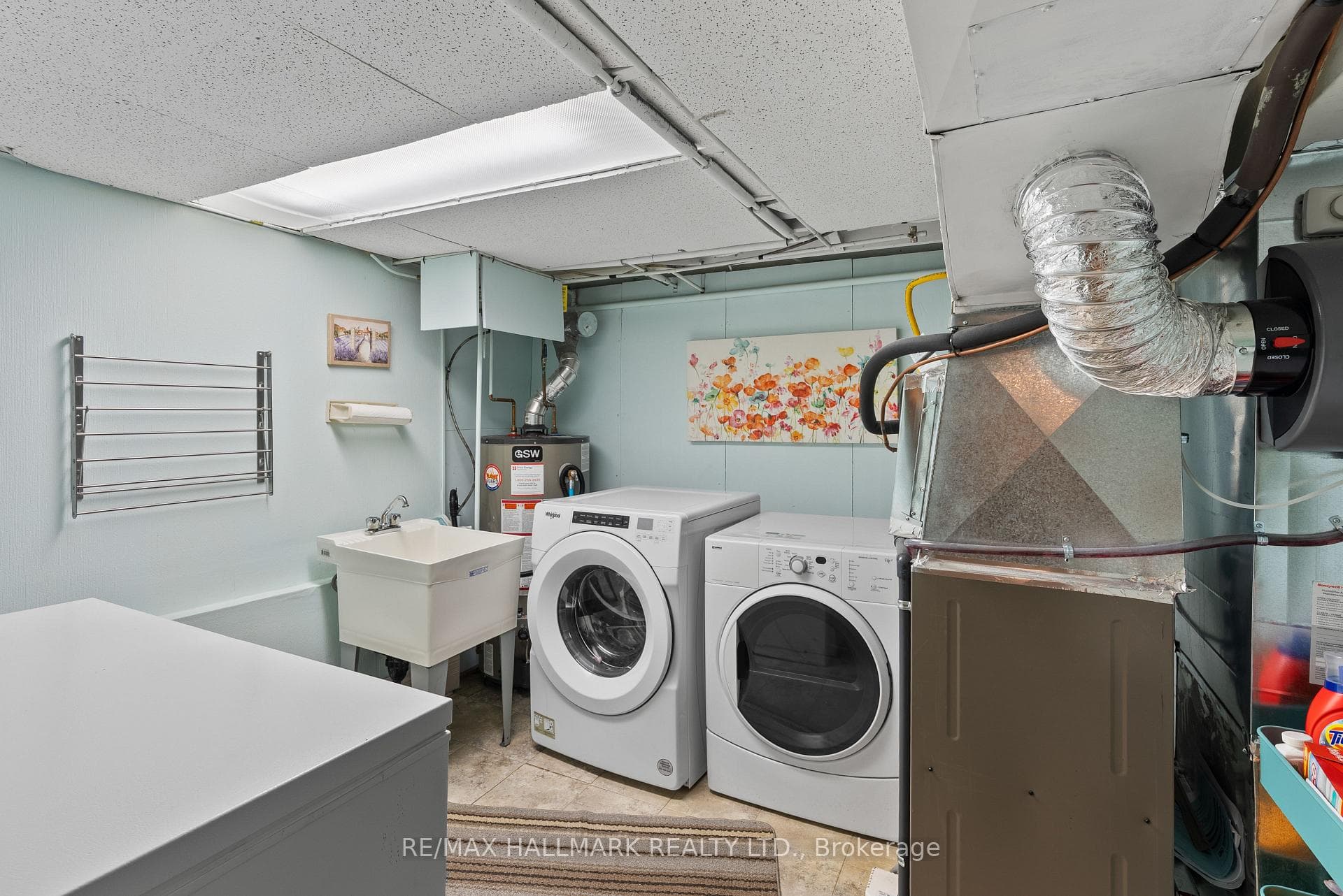 Laundry room (includes freezer)