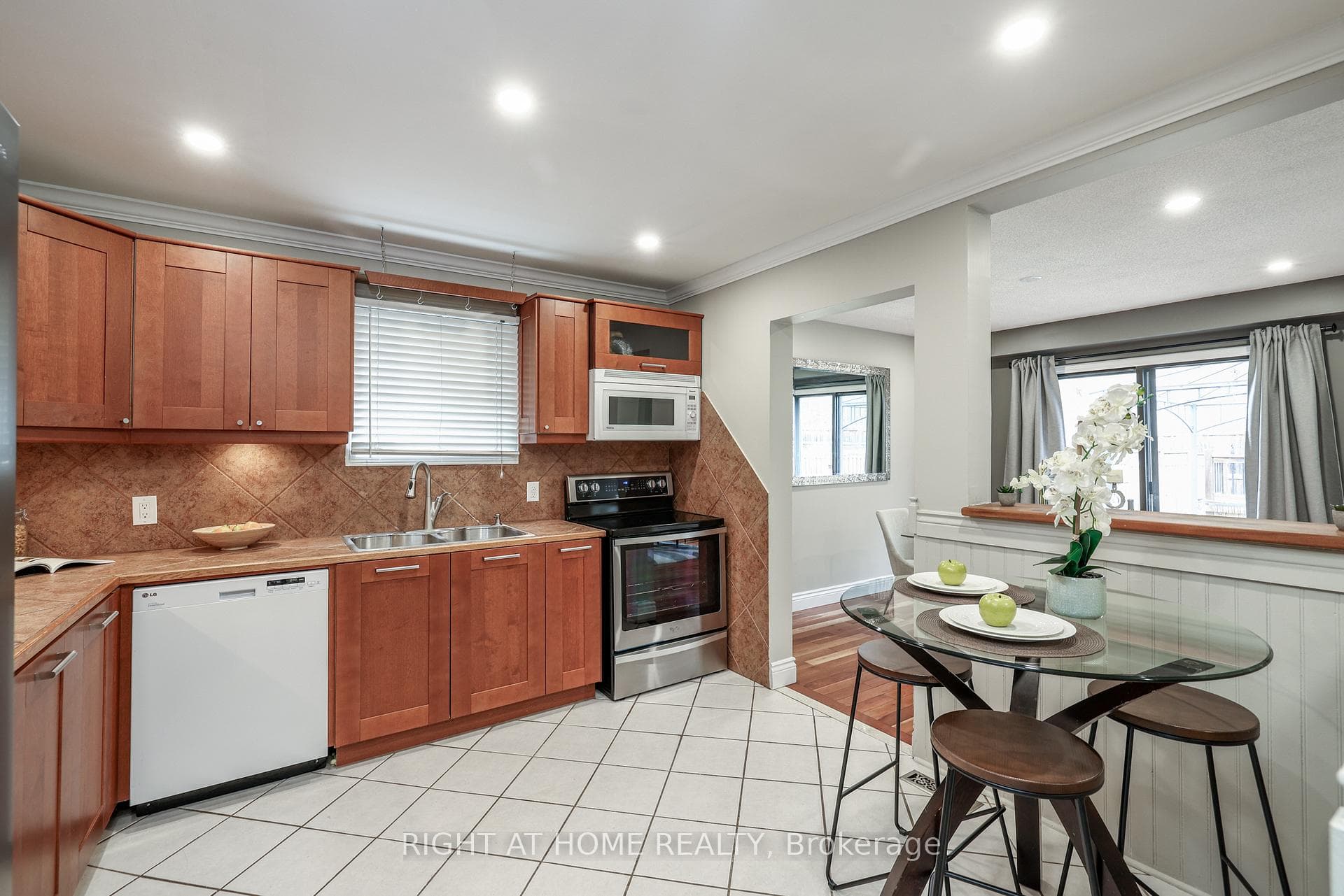 73 Regency Crescent photo 12