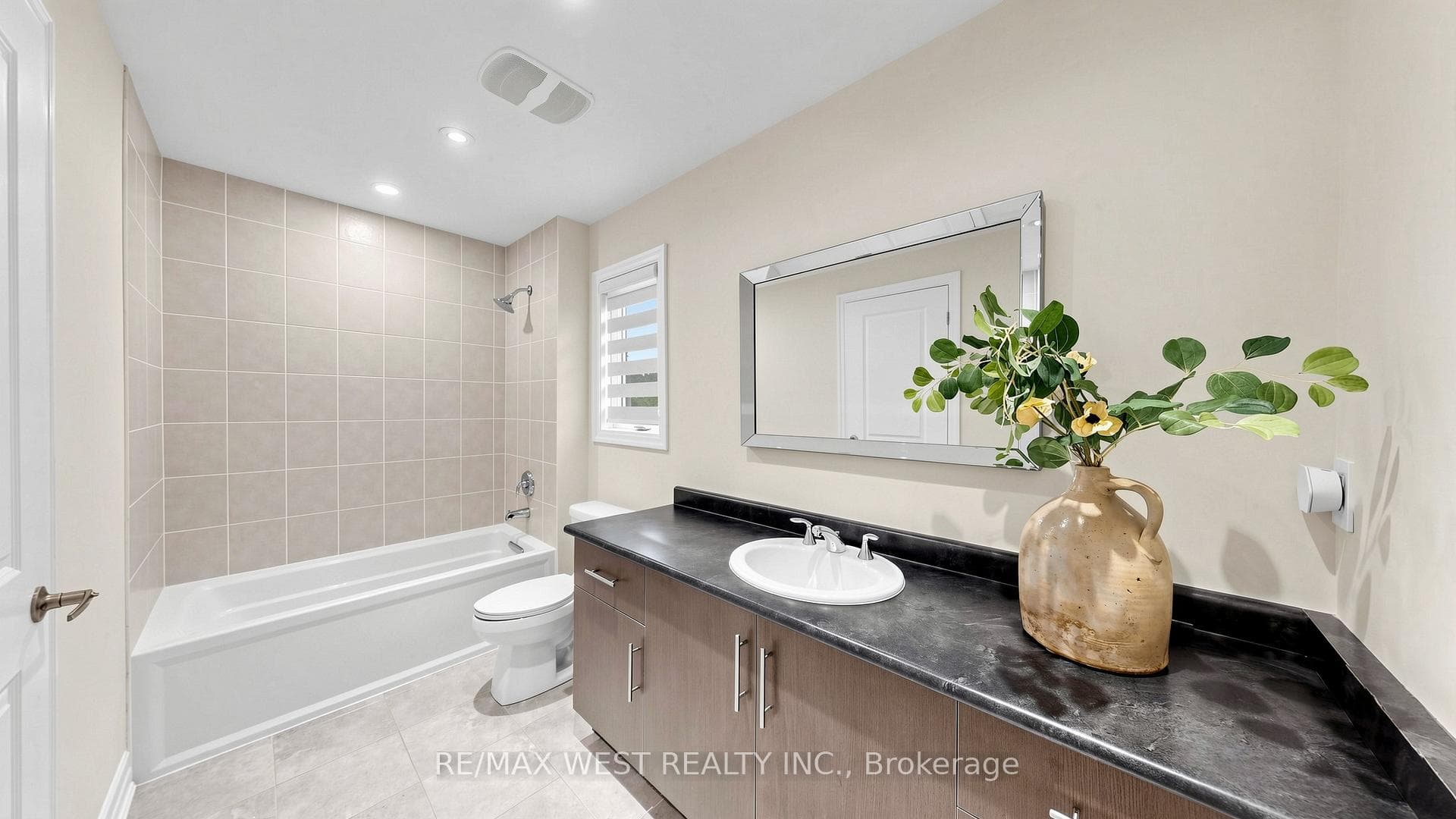 57 Alex Campbell Crescent photo 19