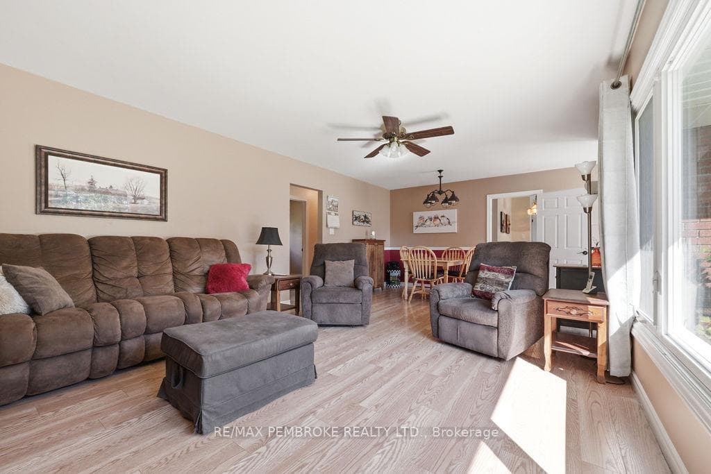 92 Ken Avenue photo 9