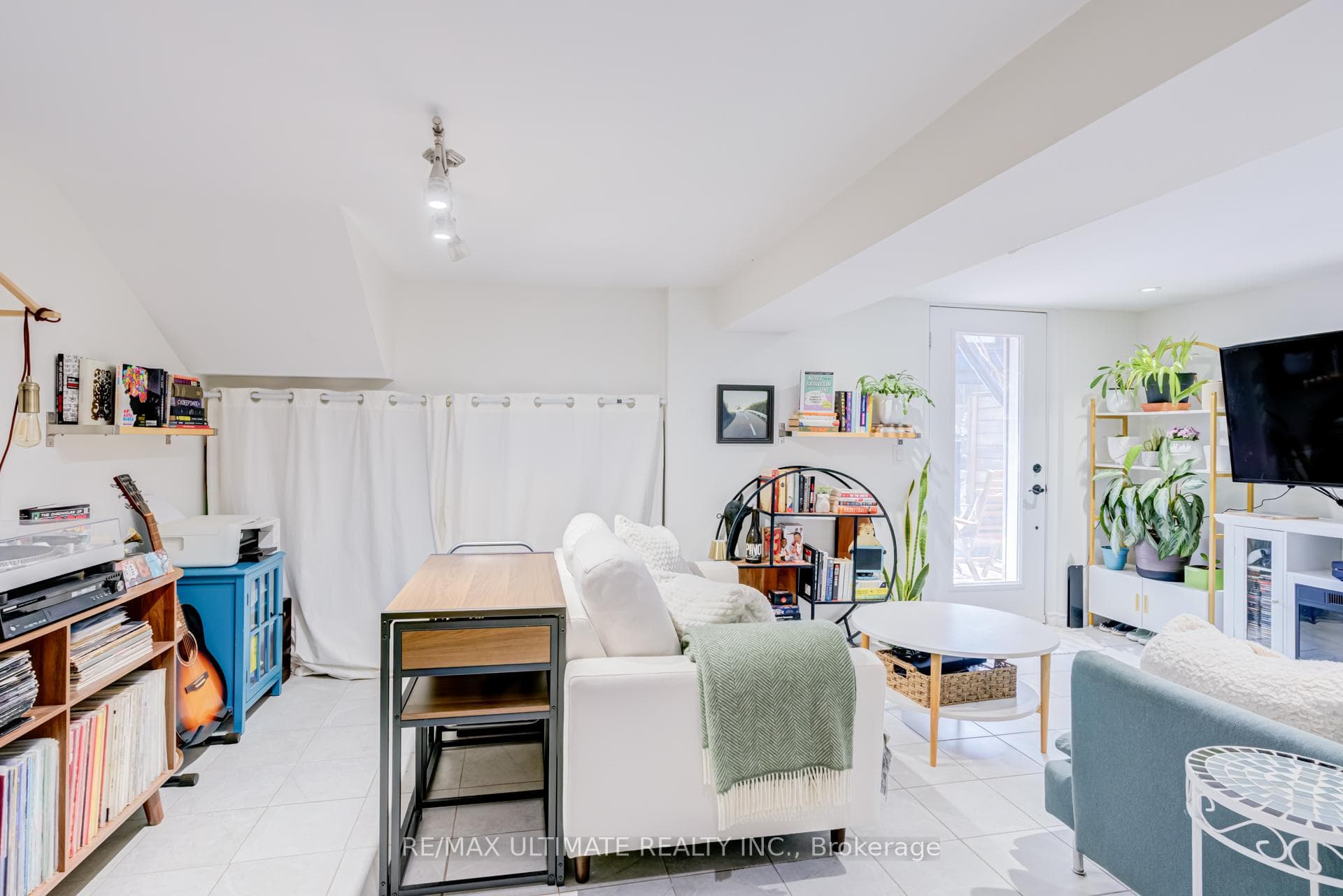 533 Kingston Road photo 17