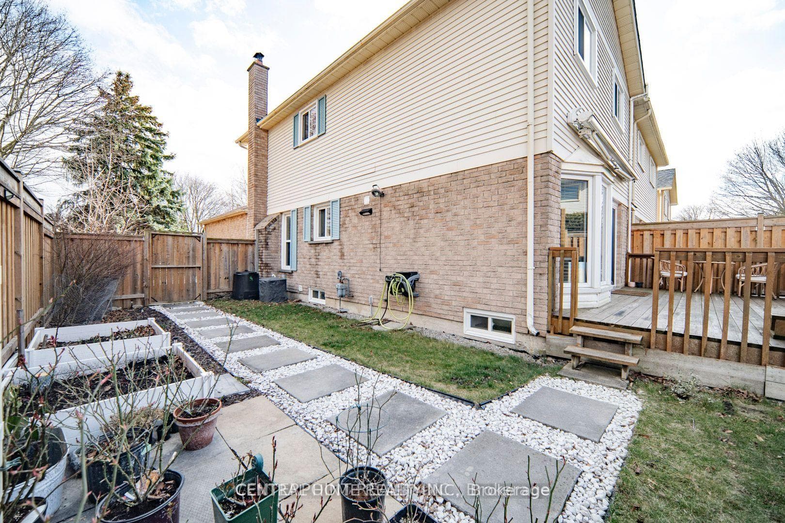 84 Raleigh Crescent photo 32