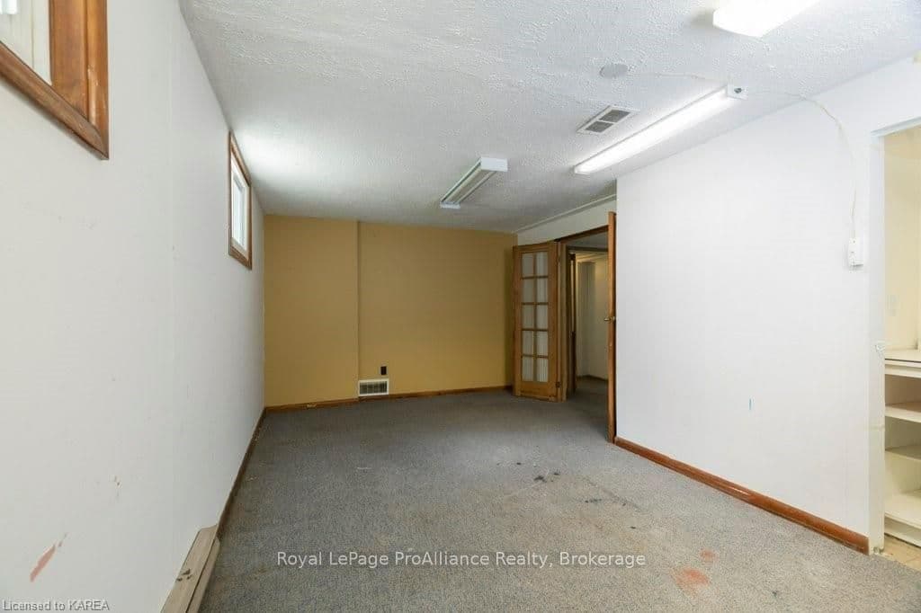 223 YONGE Street photo 30