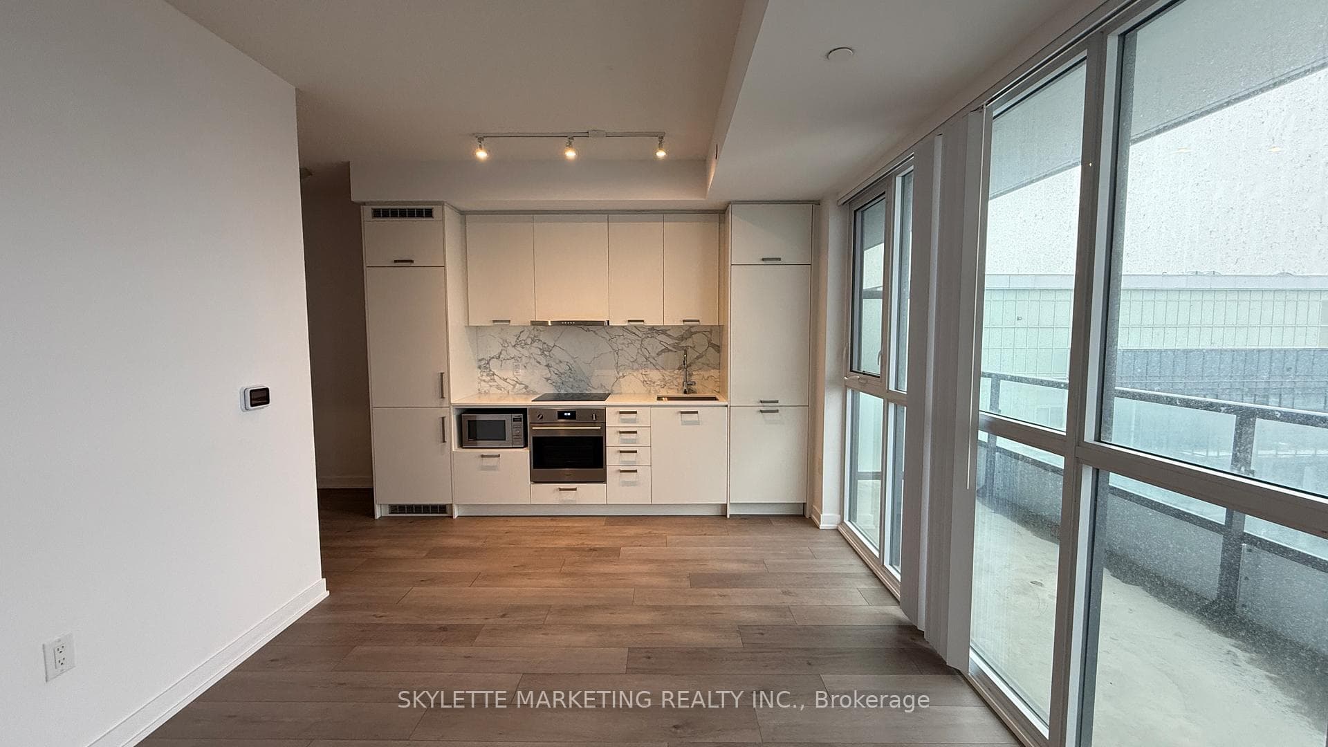 38 Honeycrisp Crescent Unit 1808 photo 2