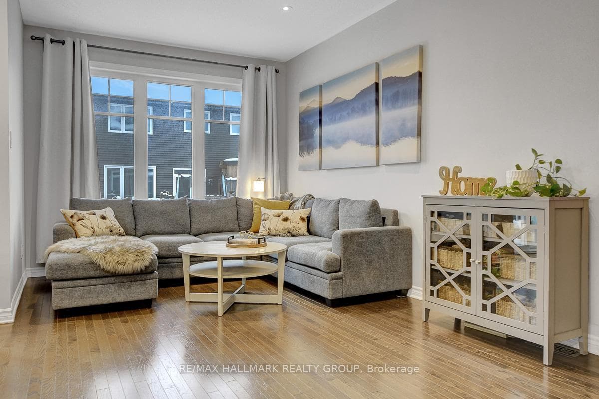 729 Hazelnut Crescent photo 8