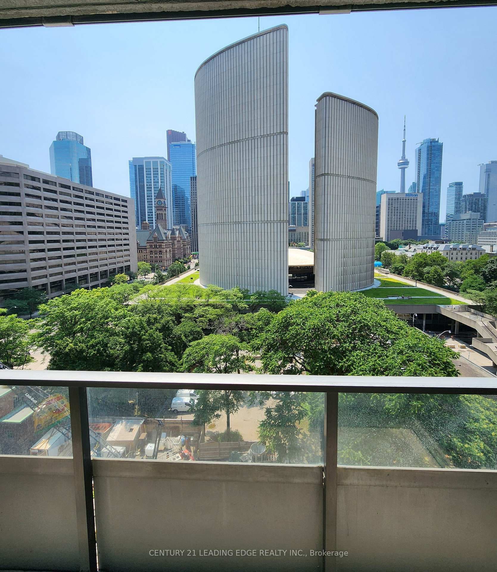 SOUTH CITY VIEW TO CENTRE W/ PARKETTE UPFRONT