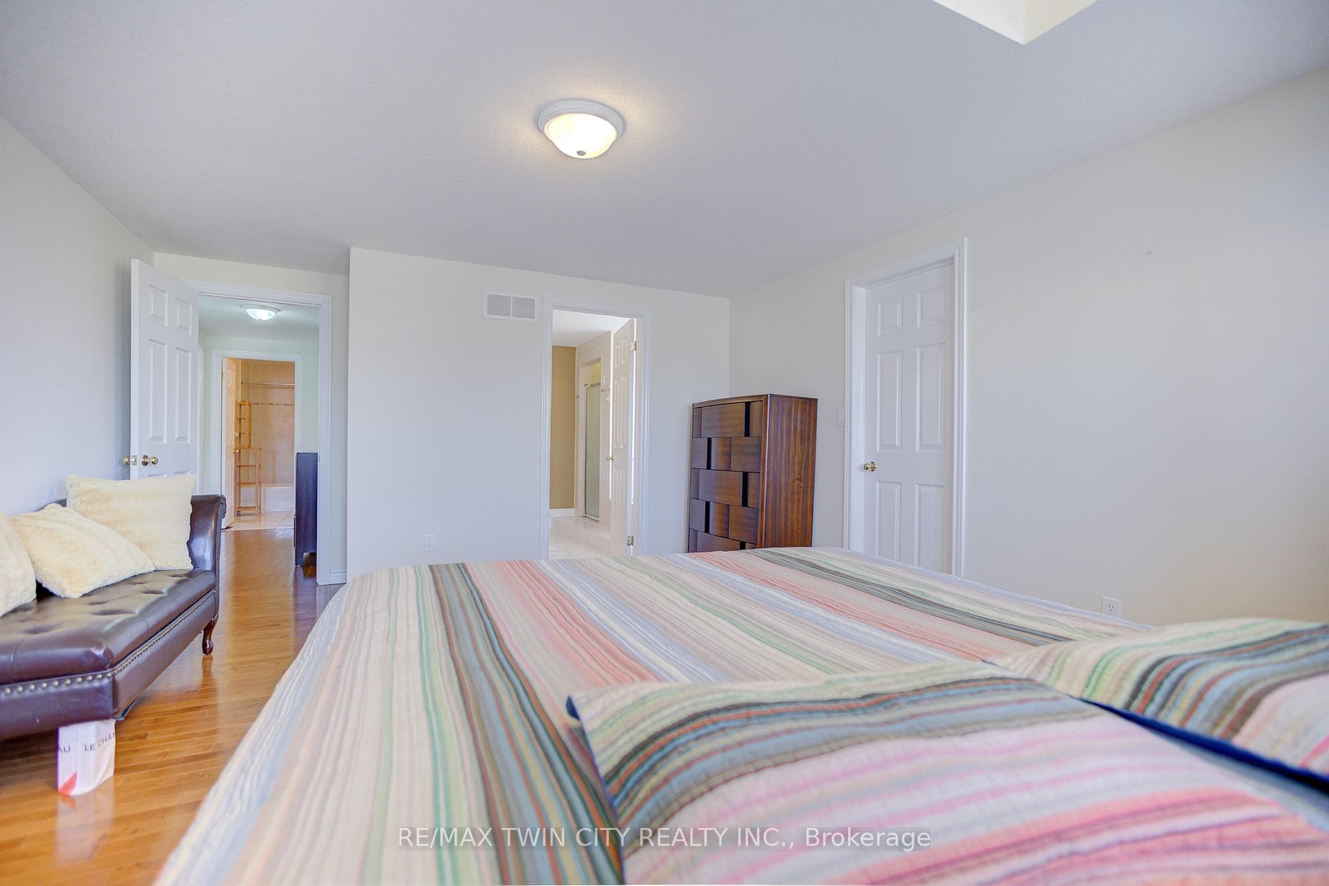 106 Country Clair Street photo 18