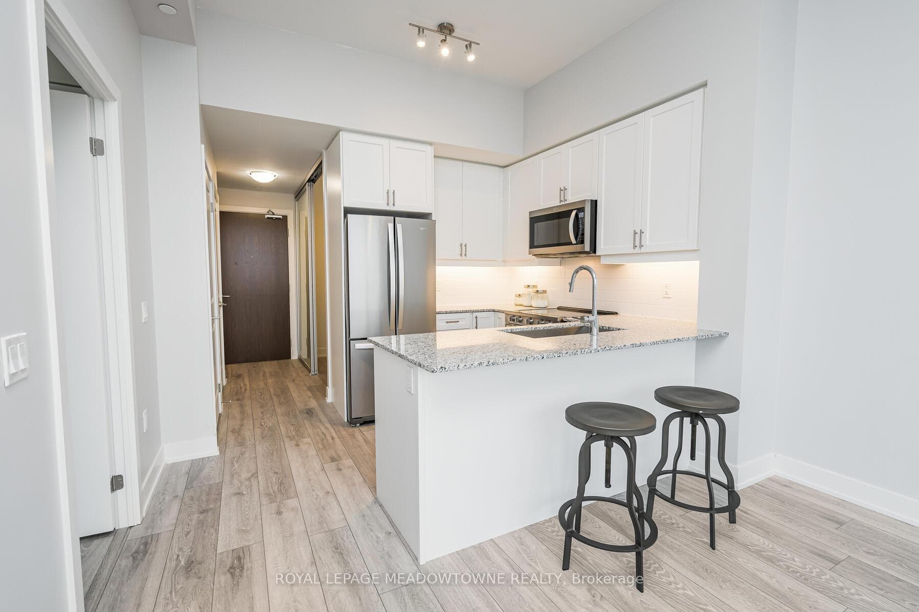 Full size appliances with large undermount sink