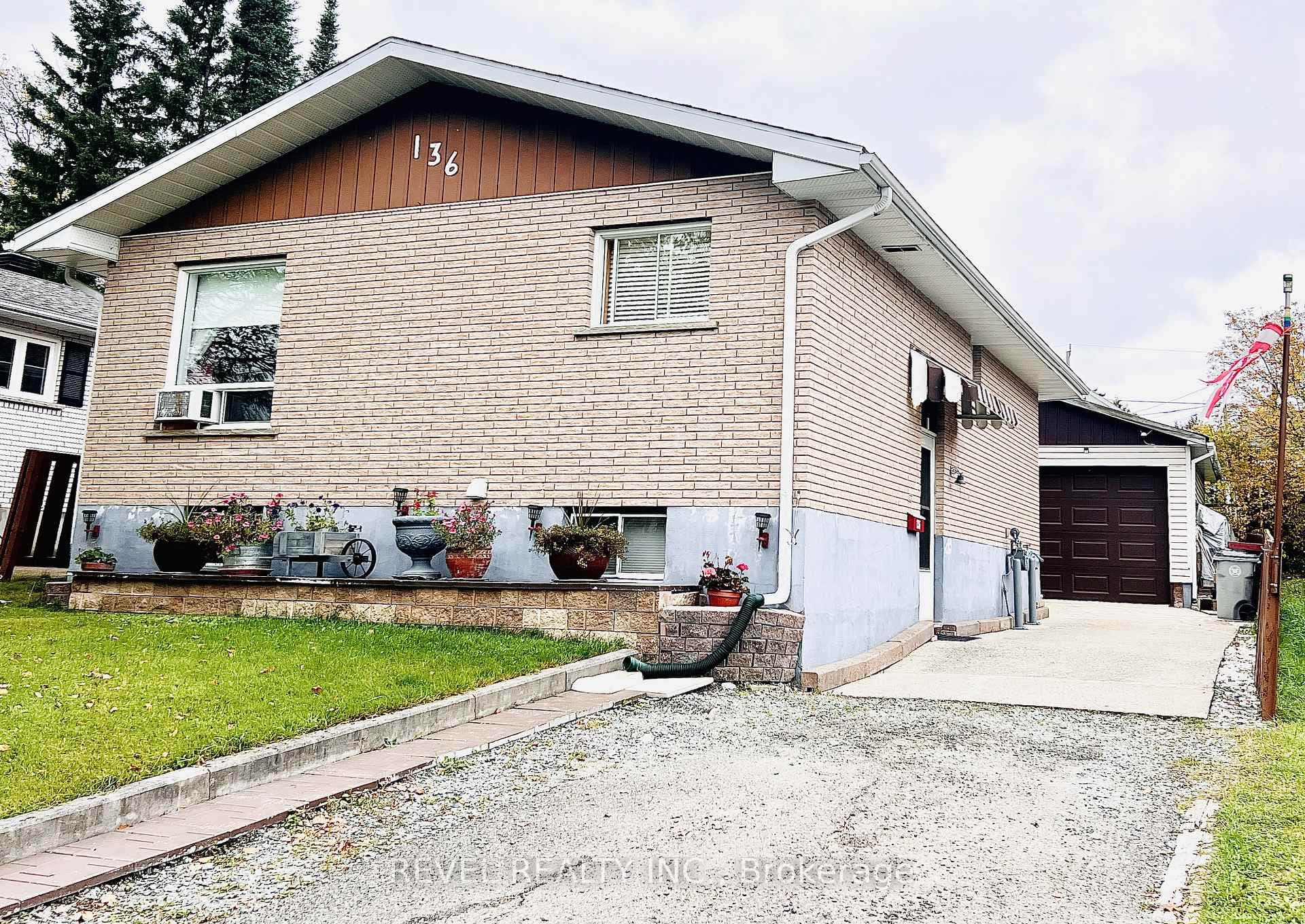 136 Allan Street photo 1