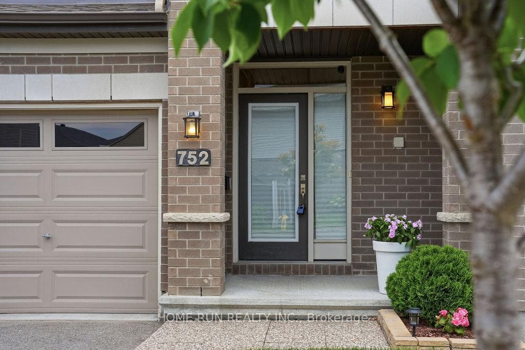 752 Carnelian Crescent photo 3