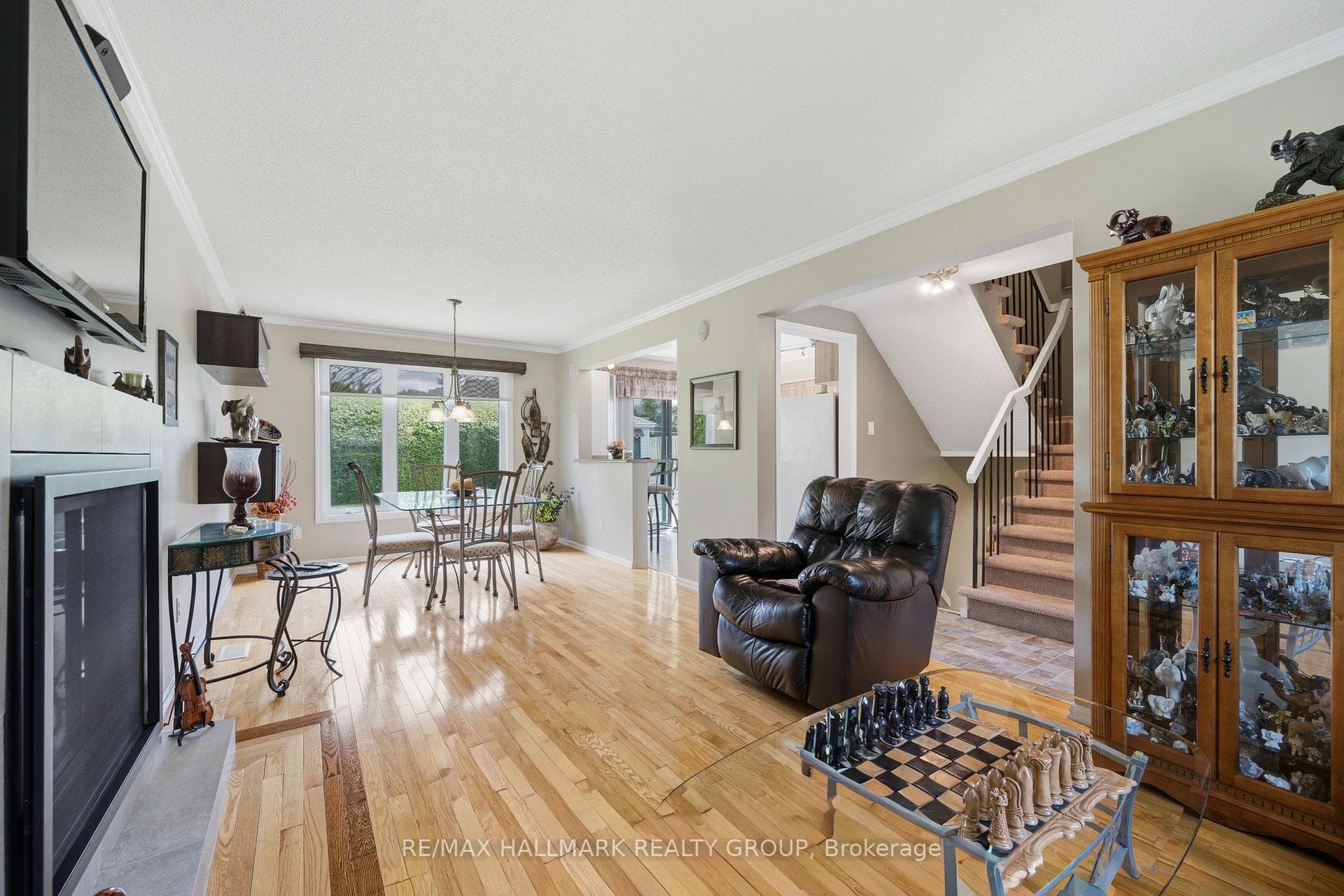 8052 Jeanne D'arc Boulevard photo 6