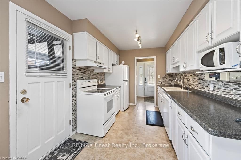 943 PEMBRIDGE Crescent photo 10