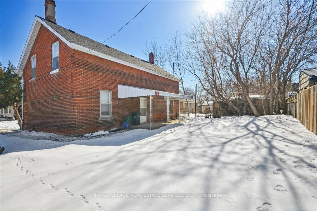 8 Arnold Avenue photo 39