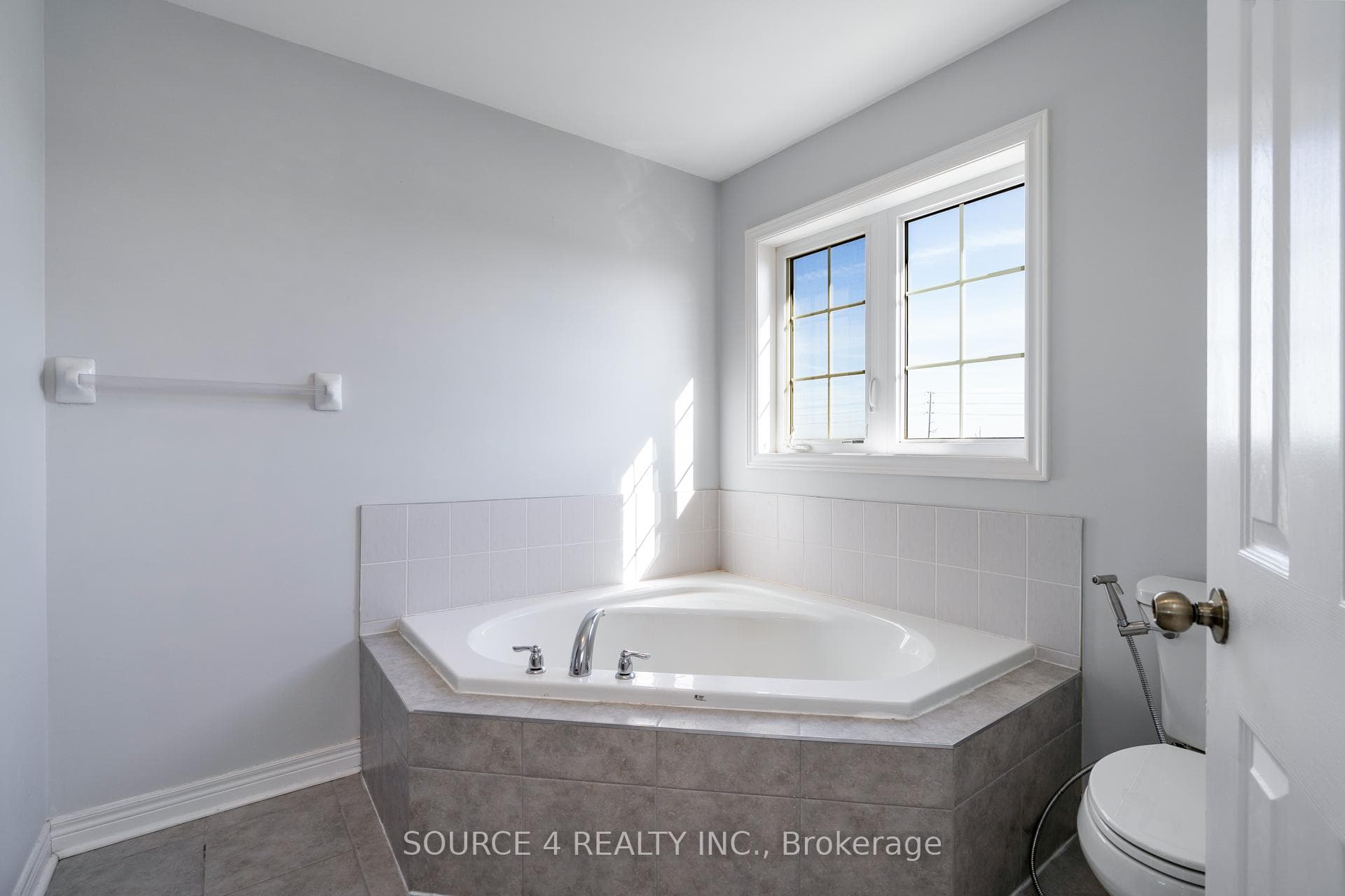 424 Bessborough Drive photo 19